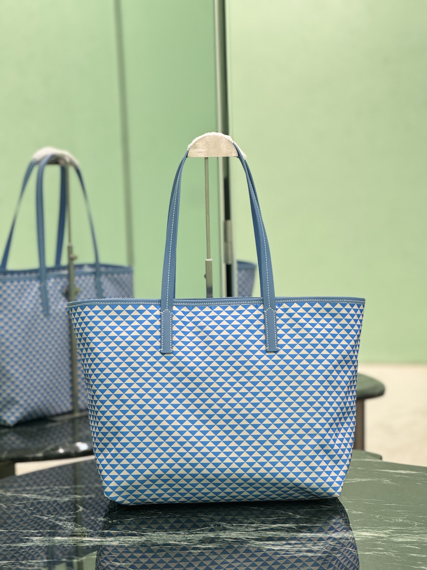 Prada 프라다 Re-Nylon 트라이앵글 패턴 토트백 4