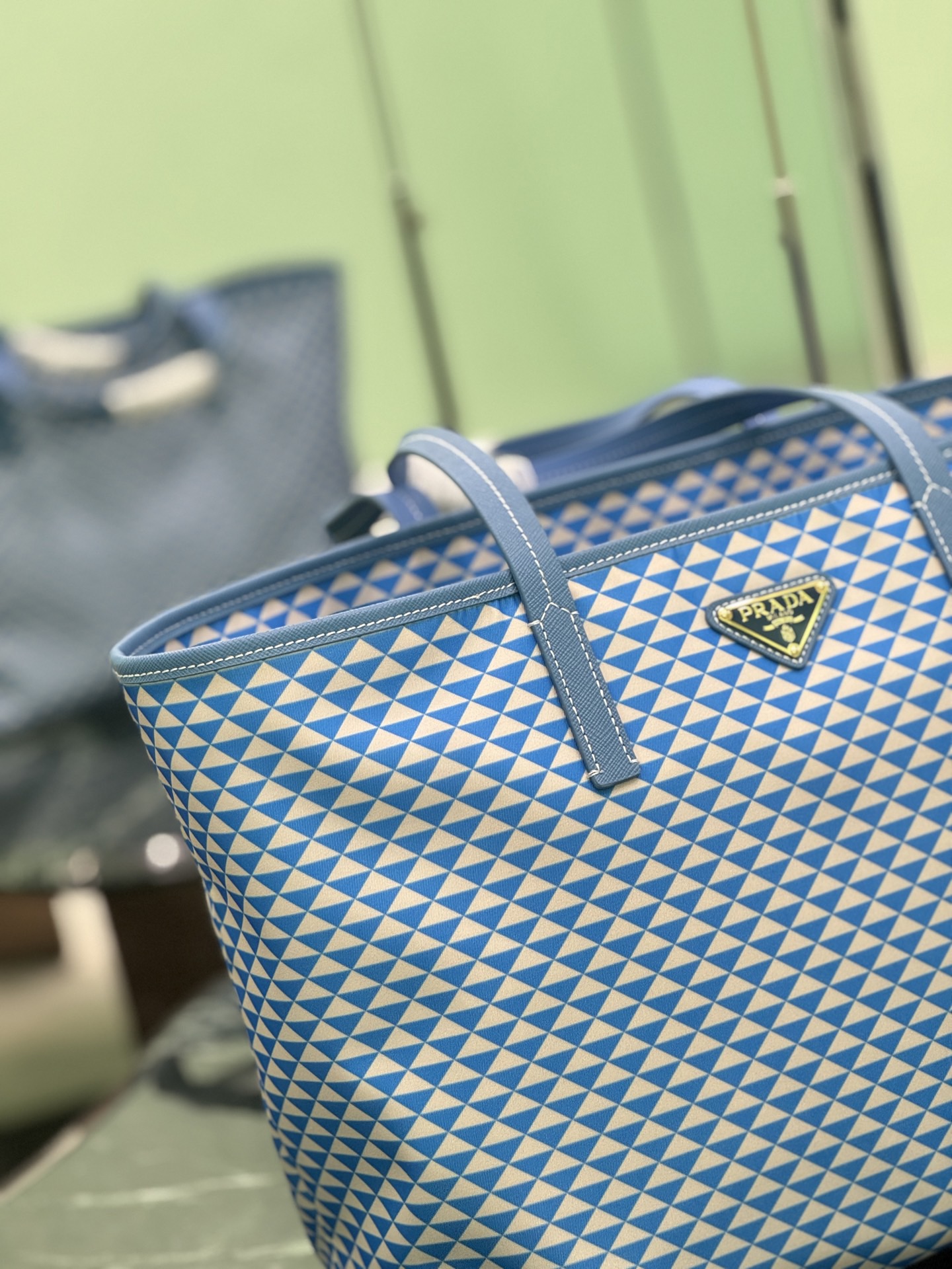 Prada 프라다 Re-Nylon 트라이앵글 패턴 토트백 6