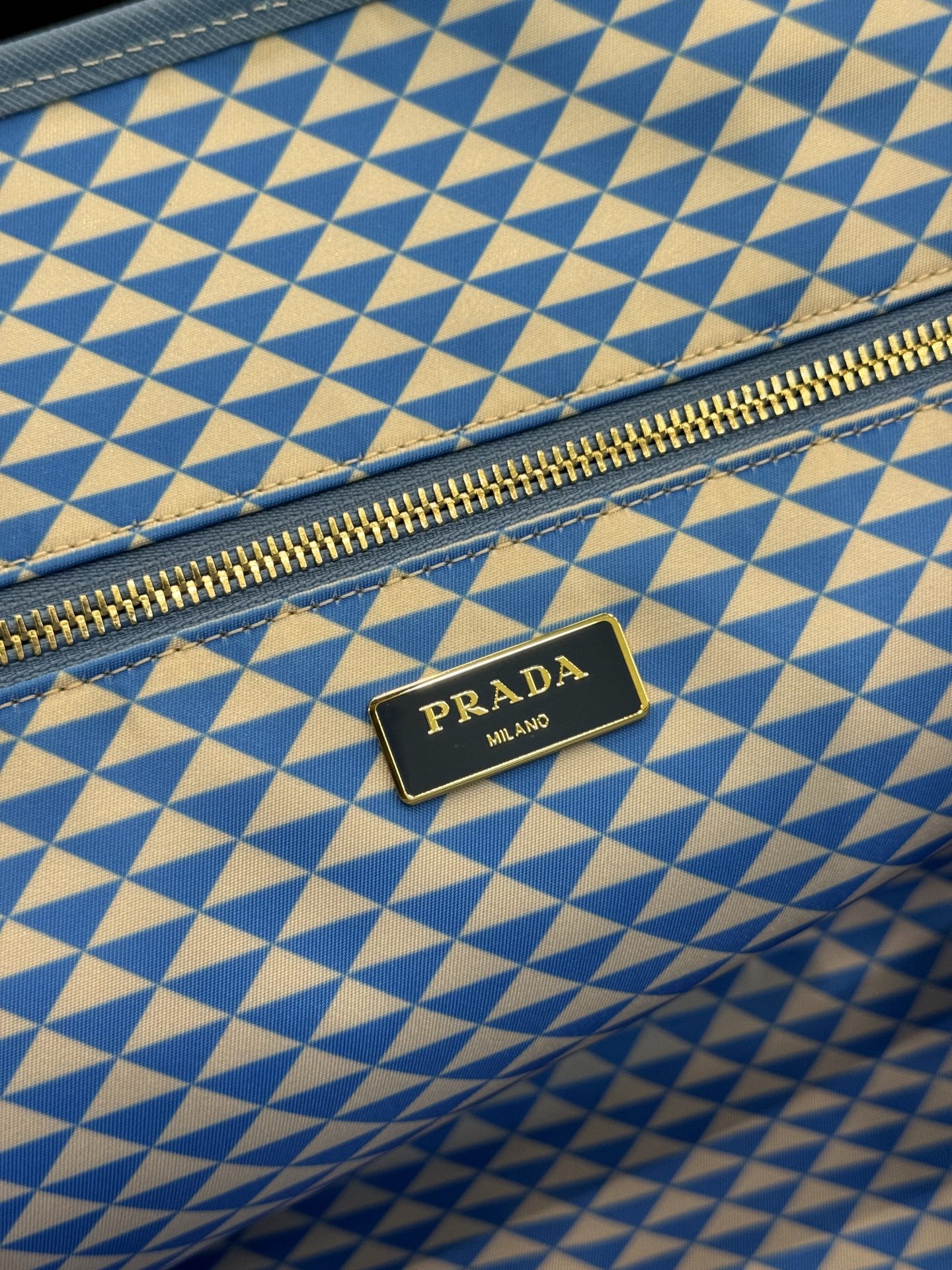 Prada 프라다 Re-Nylon 트라이앵글 패턴 토트백 9