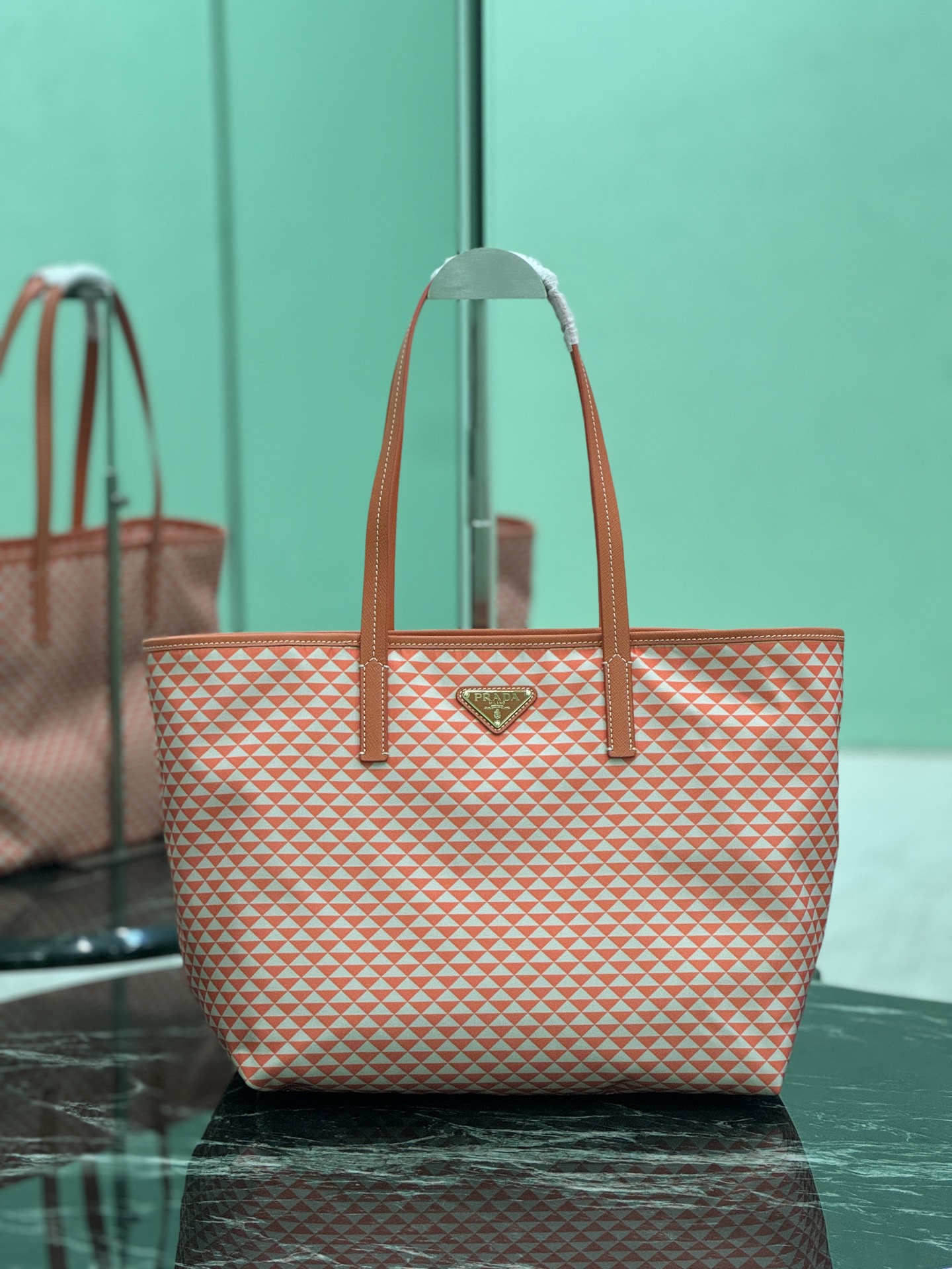 Prada 프라다 Re-Nylon 지오메트릭 패턴 토트백 1
