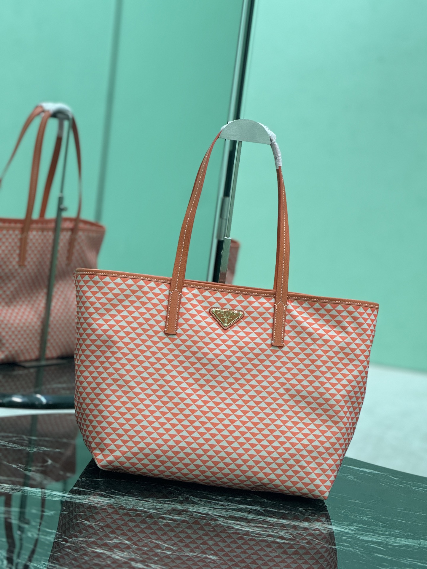 Prada 프라다 Re-Nylon 지오메트릭 패턴 토트백 2