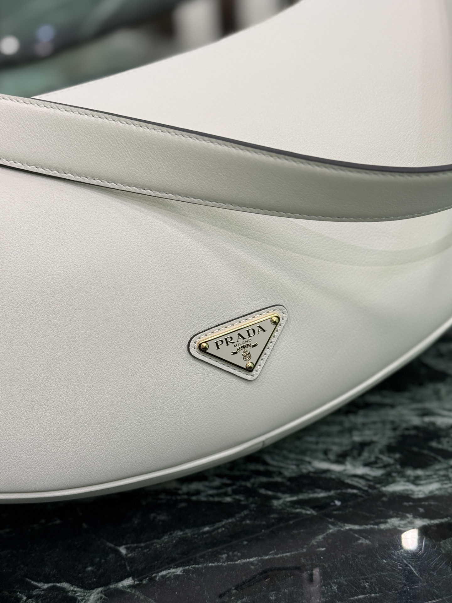 Prada 프라다 새들 레더 호보 숄더백 9