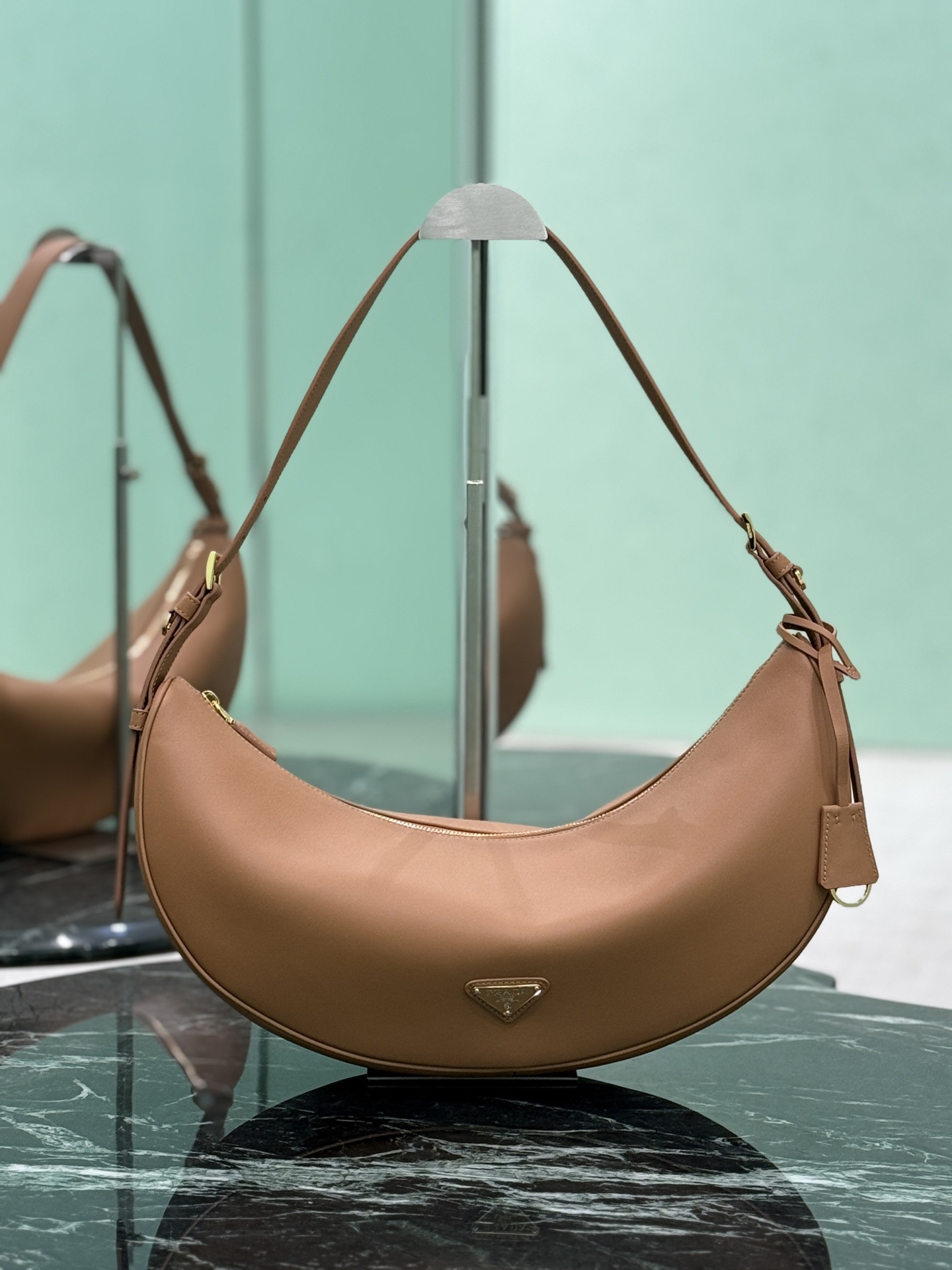 Prada 프라다 새들 레더 호보 숄더백 2