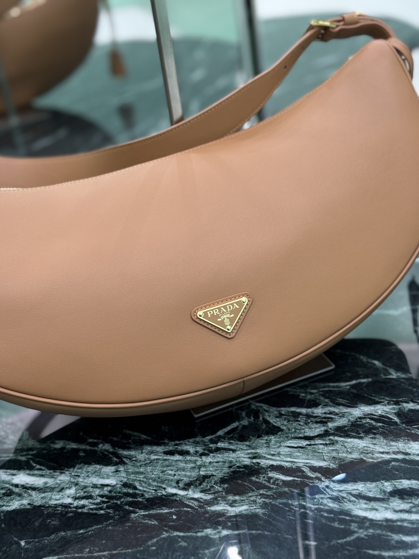 Prada 프라다 새들 레더 호보 숄더백 5