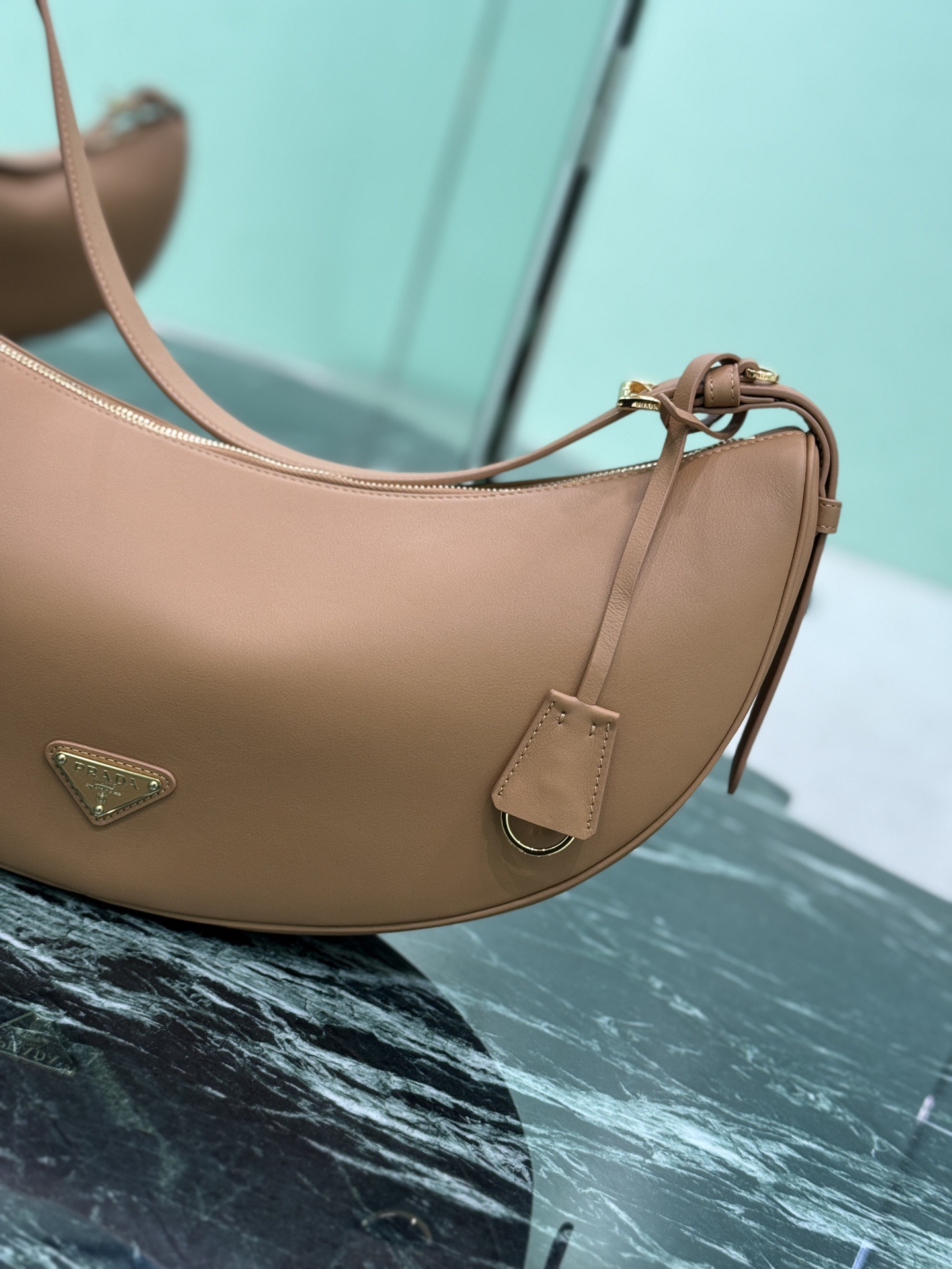 Prada 프라다 새들 레더 호보 숄더백 6