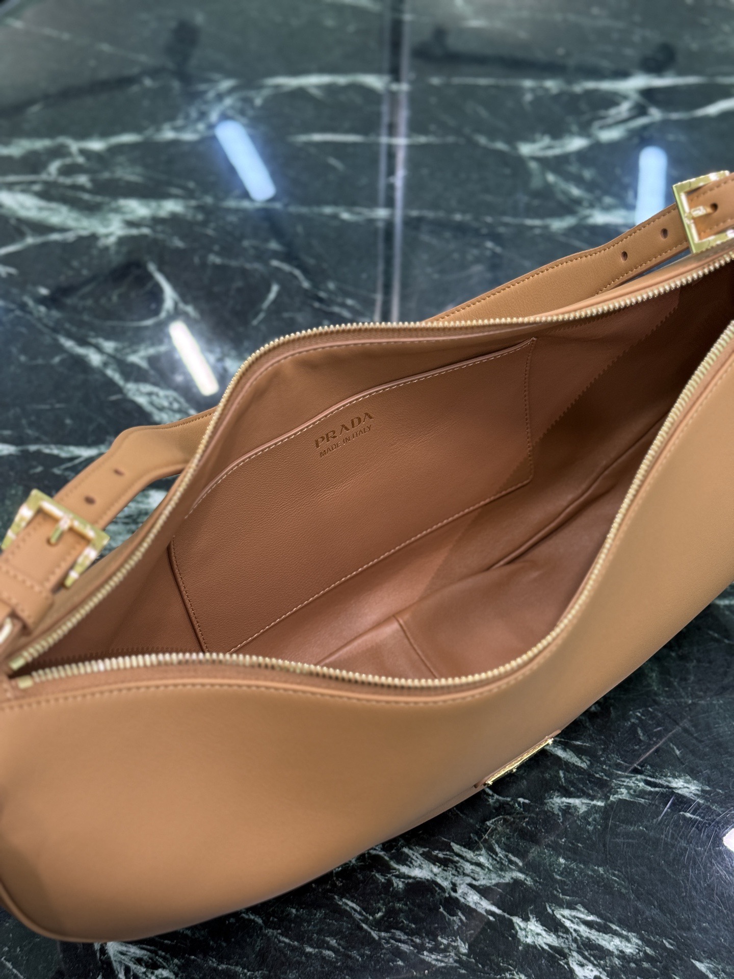 Prada 프라다 새들 레더 호보 숄더백 8