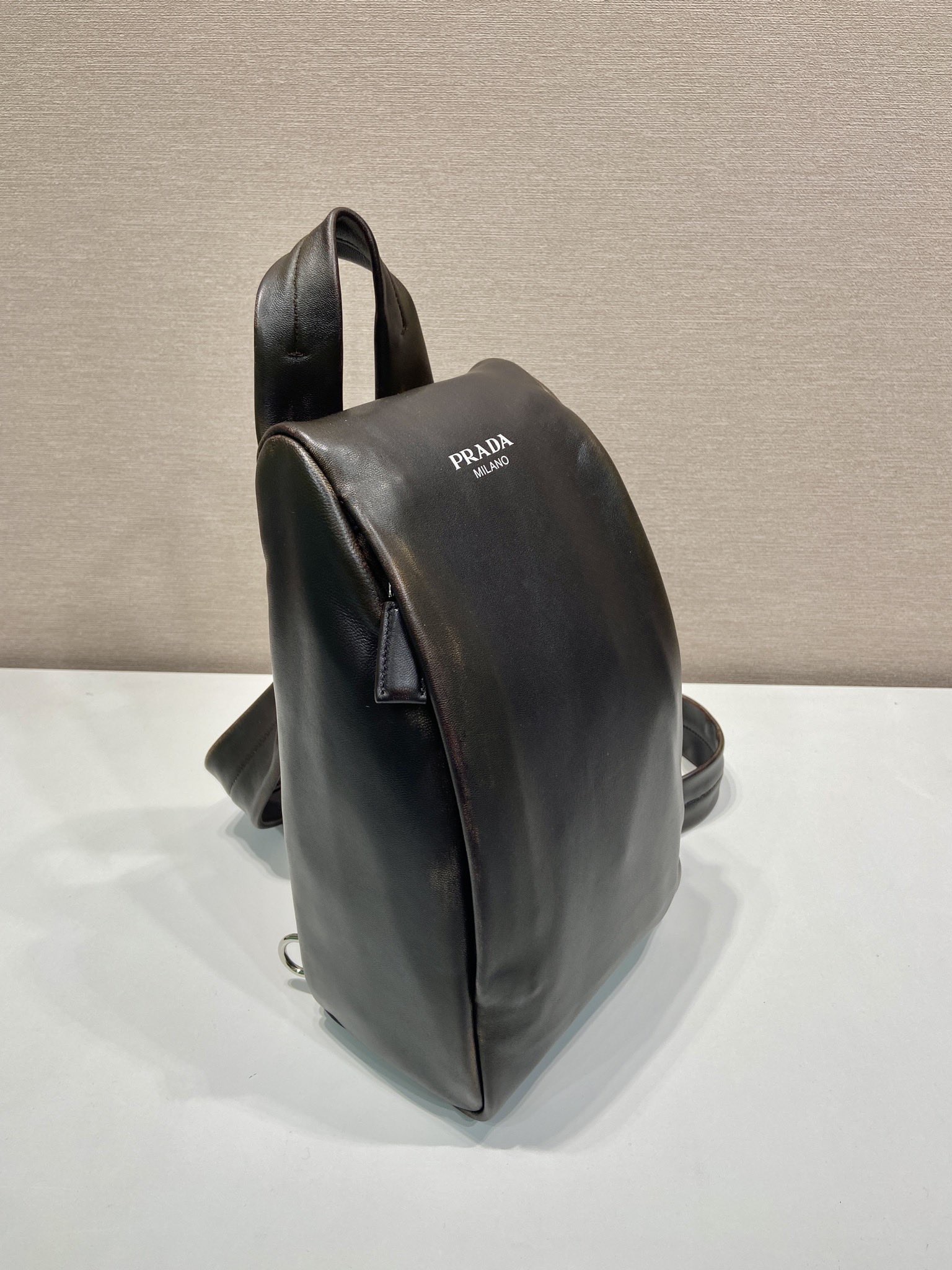 Prada 프라다 2VZ114 레더 싱글 스트랩 슬링 백팩 2