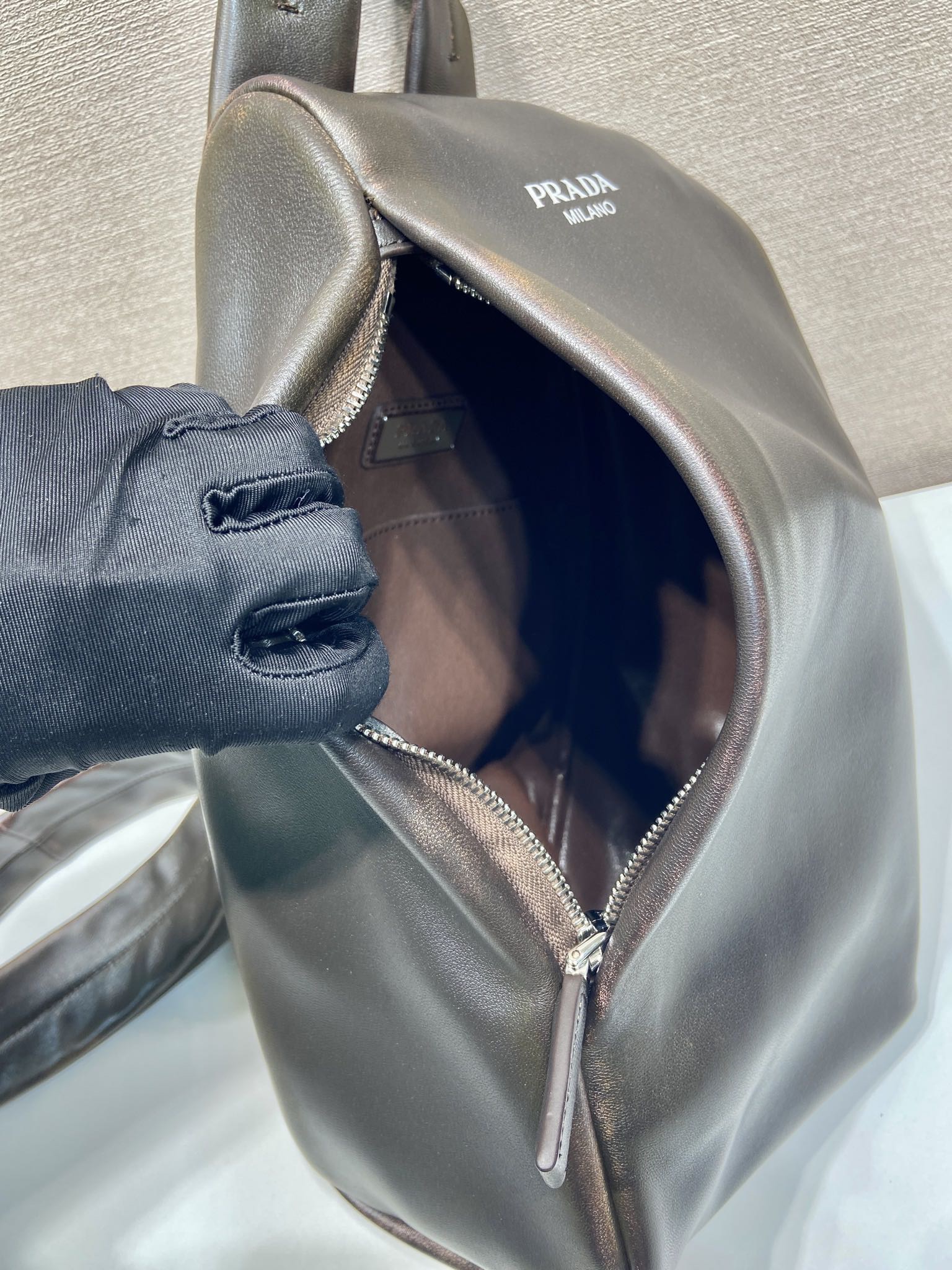 Prada 프라다 2VZ114 레더 싱글 스트랩 슬링 백팩 8