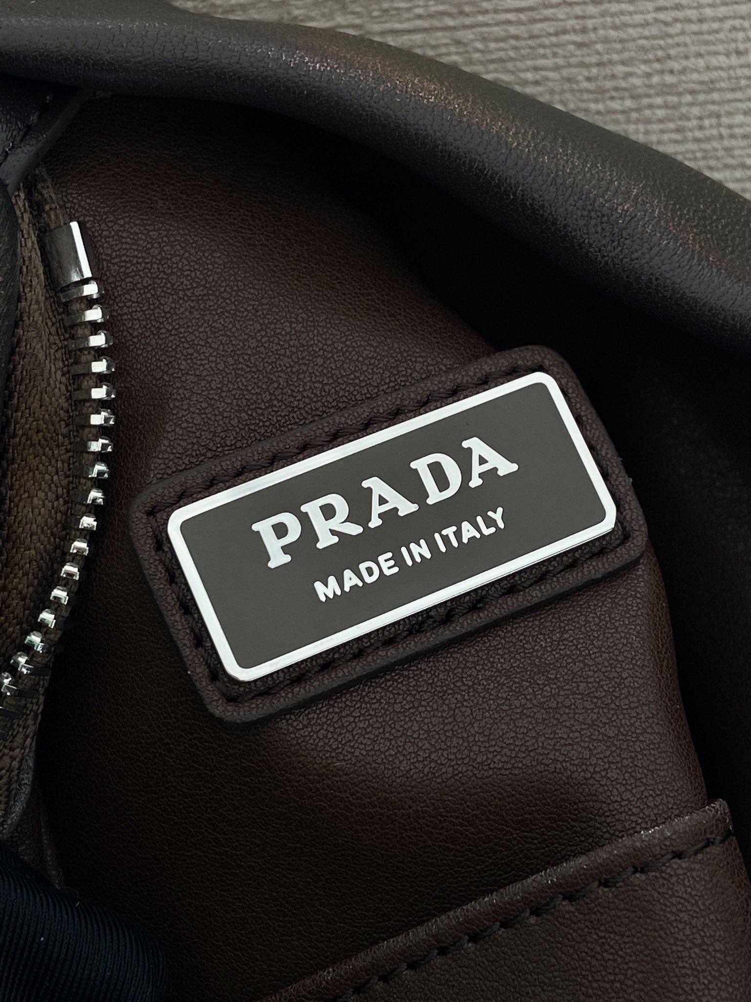 Prada 프라다 2VZ114 레더 싱글 스트랩 슬링 백팩 9