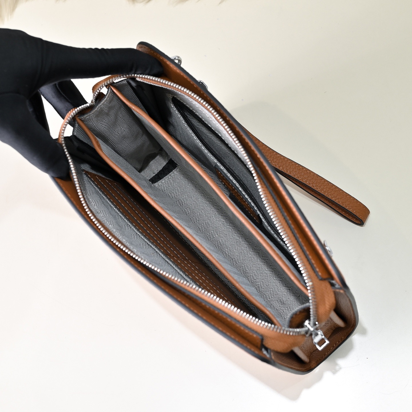 Hermes 에르메스 남성 가죽 H 로고 클러치백 9