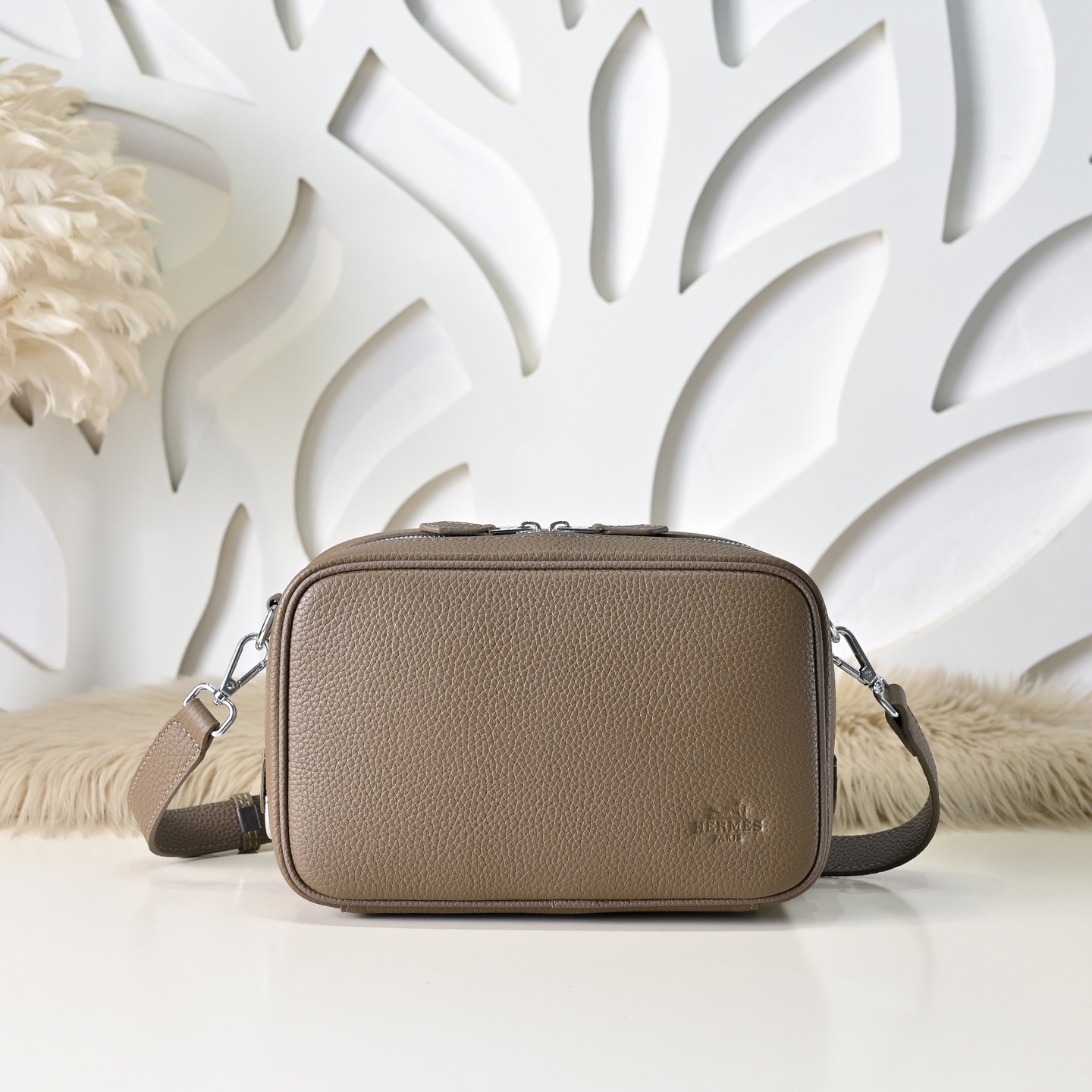 Hermes 에르메스 남성 소가죽 크로스바디 숄더백 1