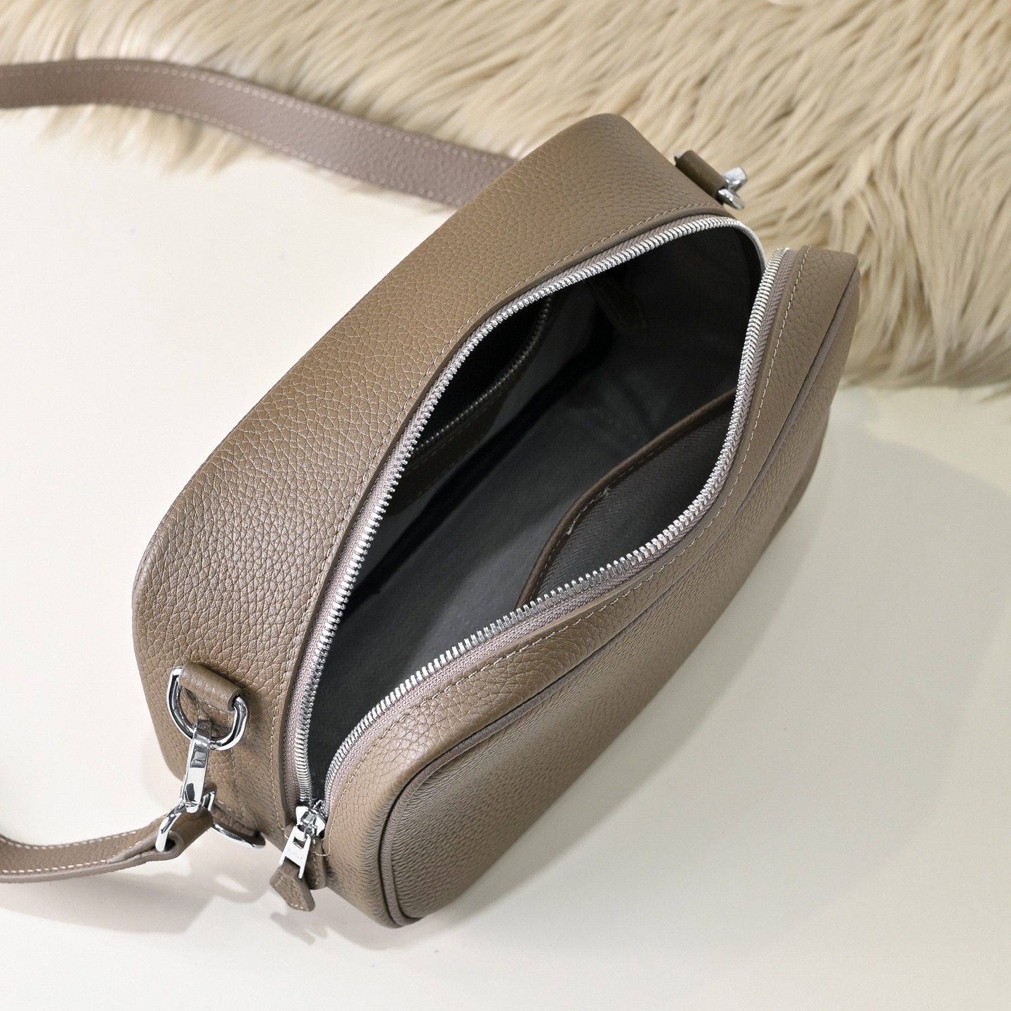 Hermes 에르메스 남성 소가죽 크로스바디 숄더백 9