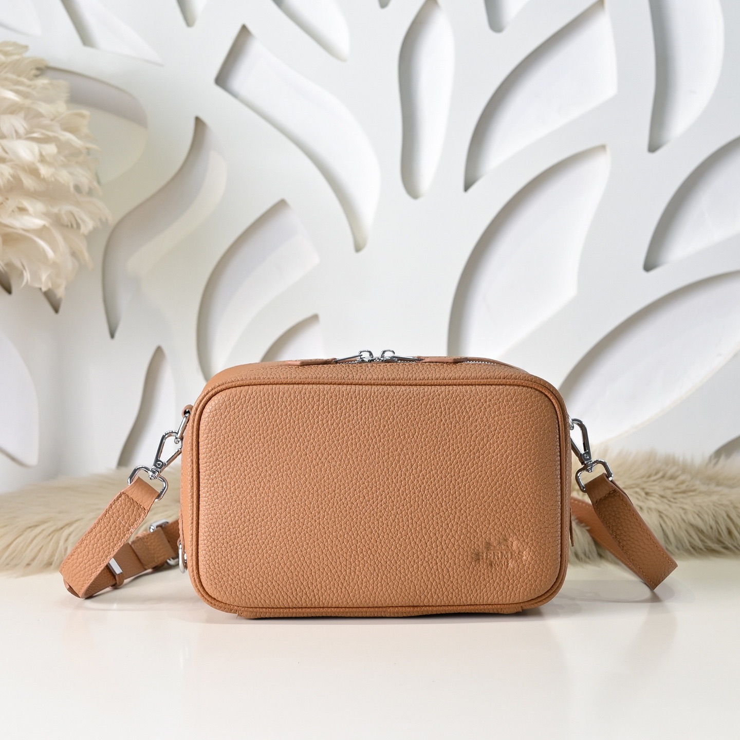 Hermes 에르메스 남성 소가죽 크로스바디 단색 카메라백 1