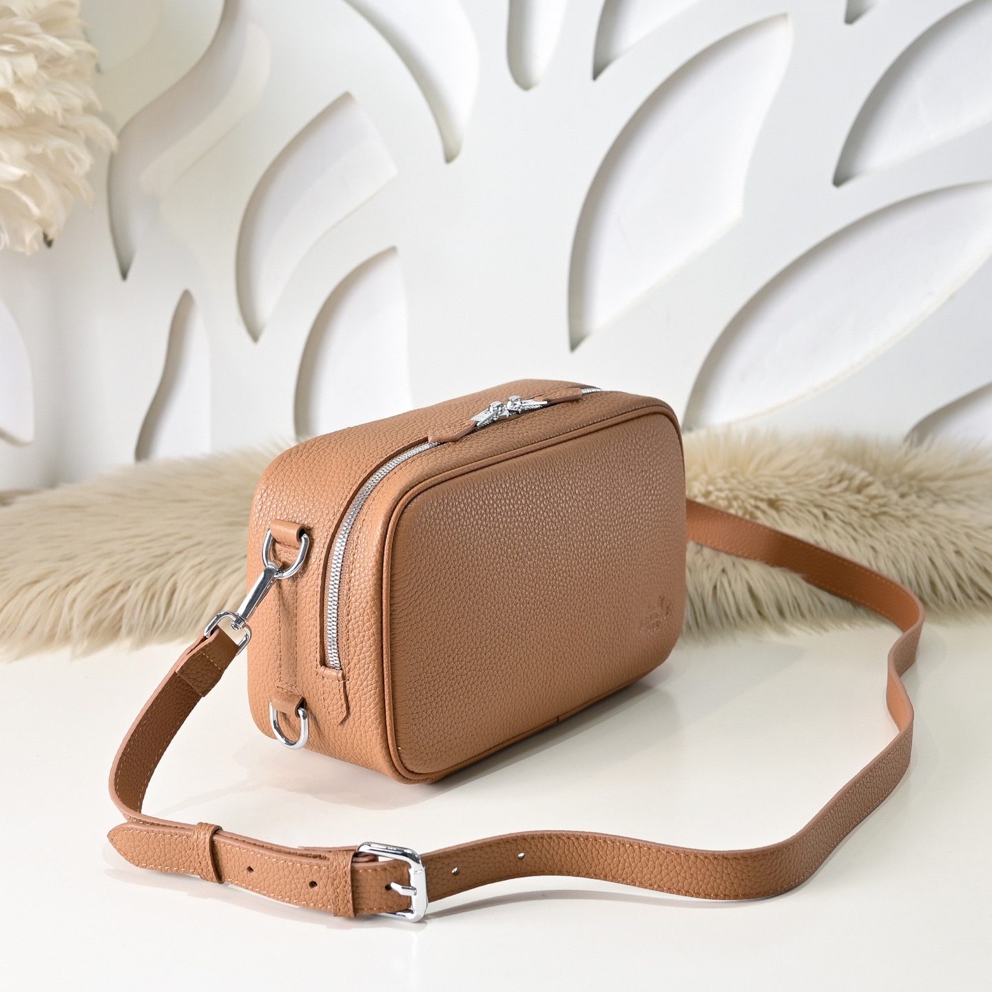 Hermes 에르메스 남성 소가죽 크로스바디 단색 카메라백 2