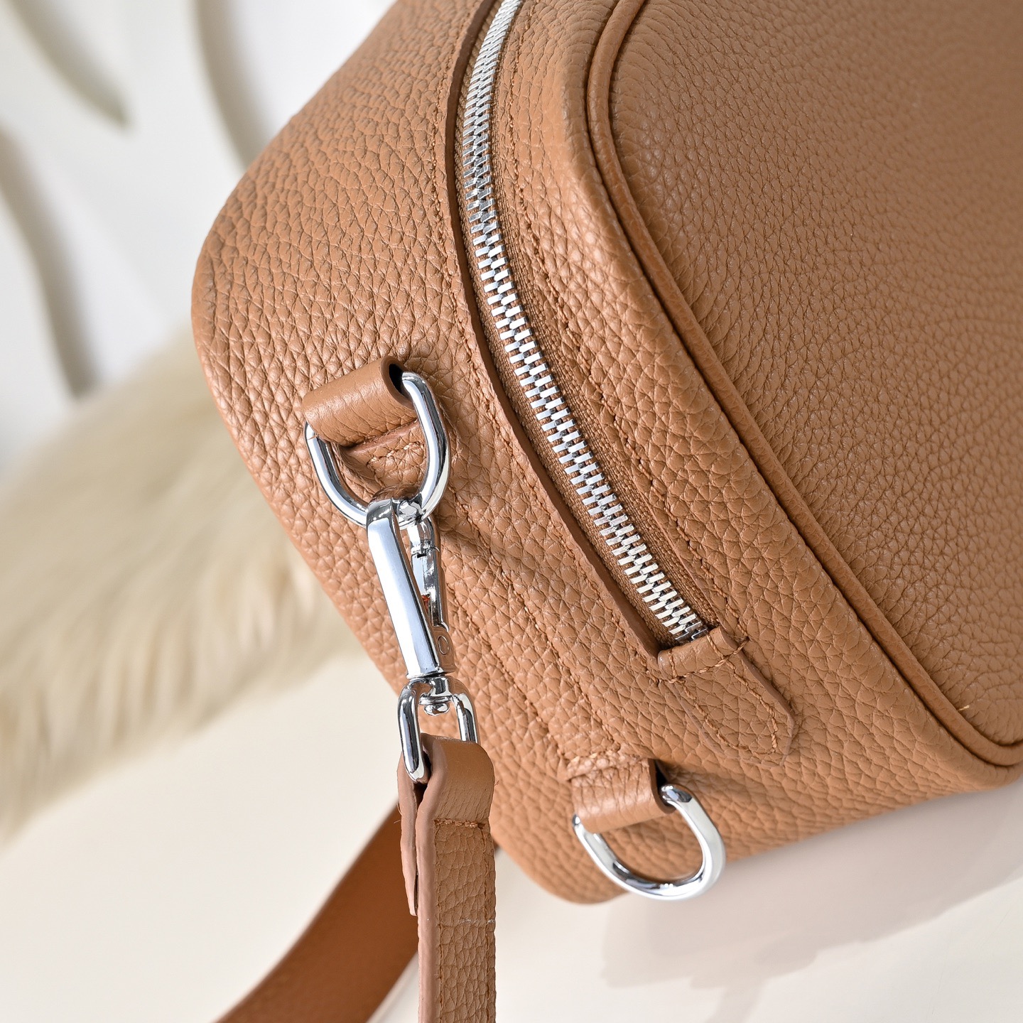 Hermes 에르메스 남성 소가죽 크로스바디 단색 카메라백 5