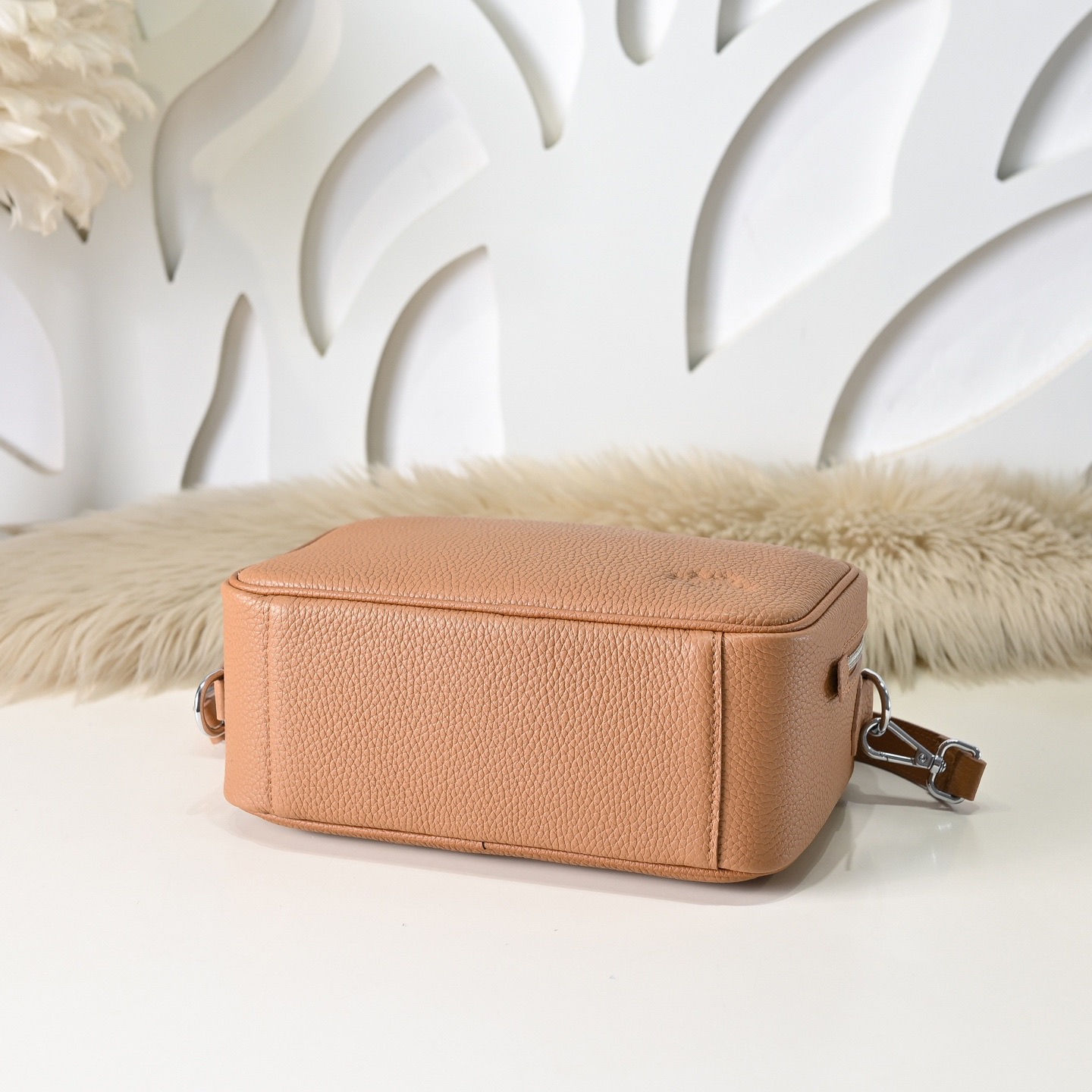 Hermes 에르메스 남성 소가죽 크로스바디 단색 카메라백 7