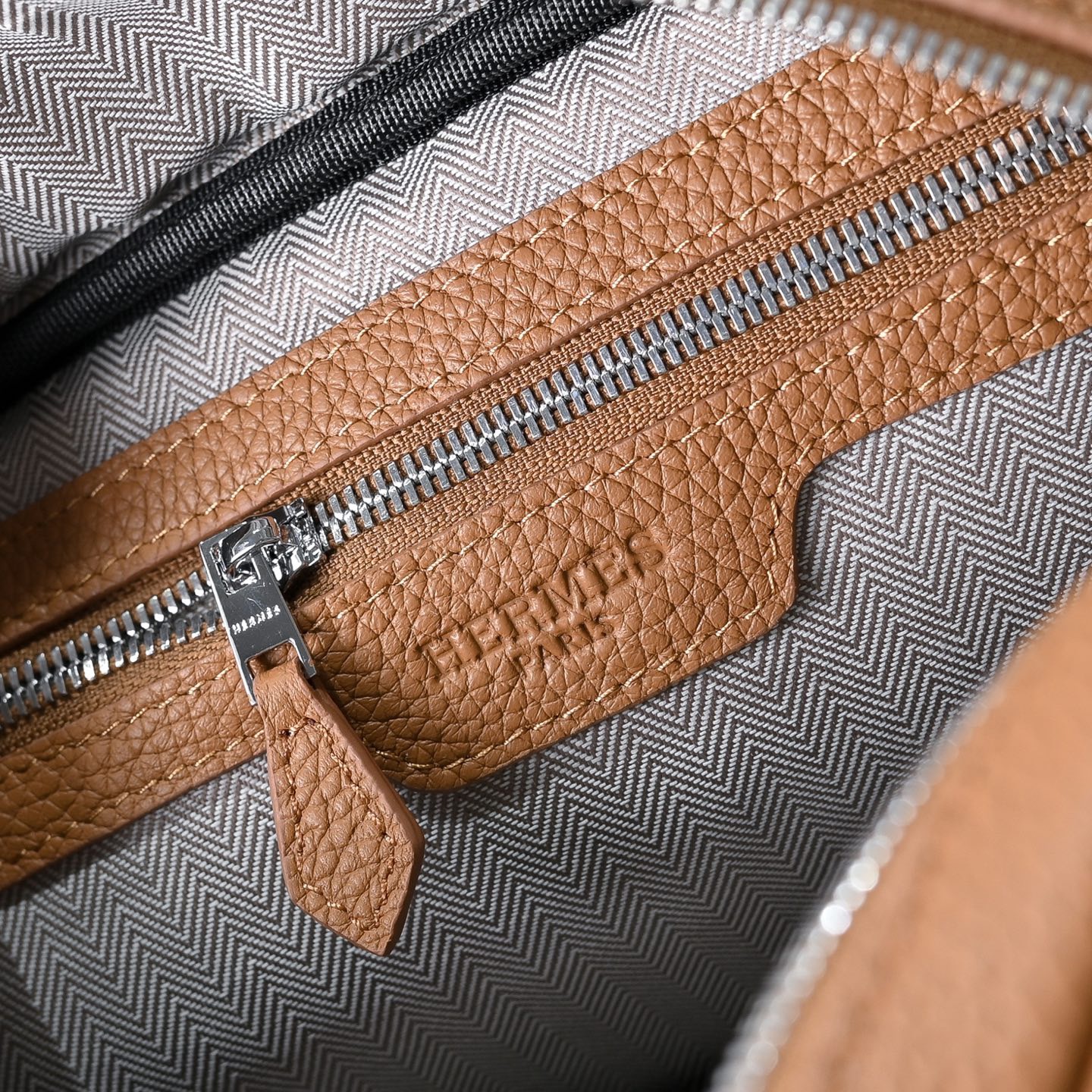 Hermes 에르메스 남성 소가죽 크로스바디 단색 카메라백 8