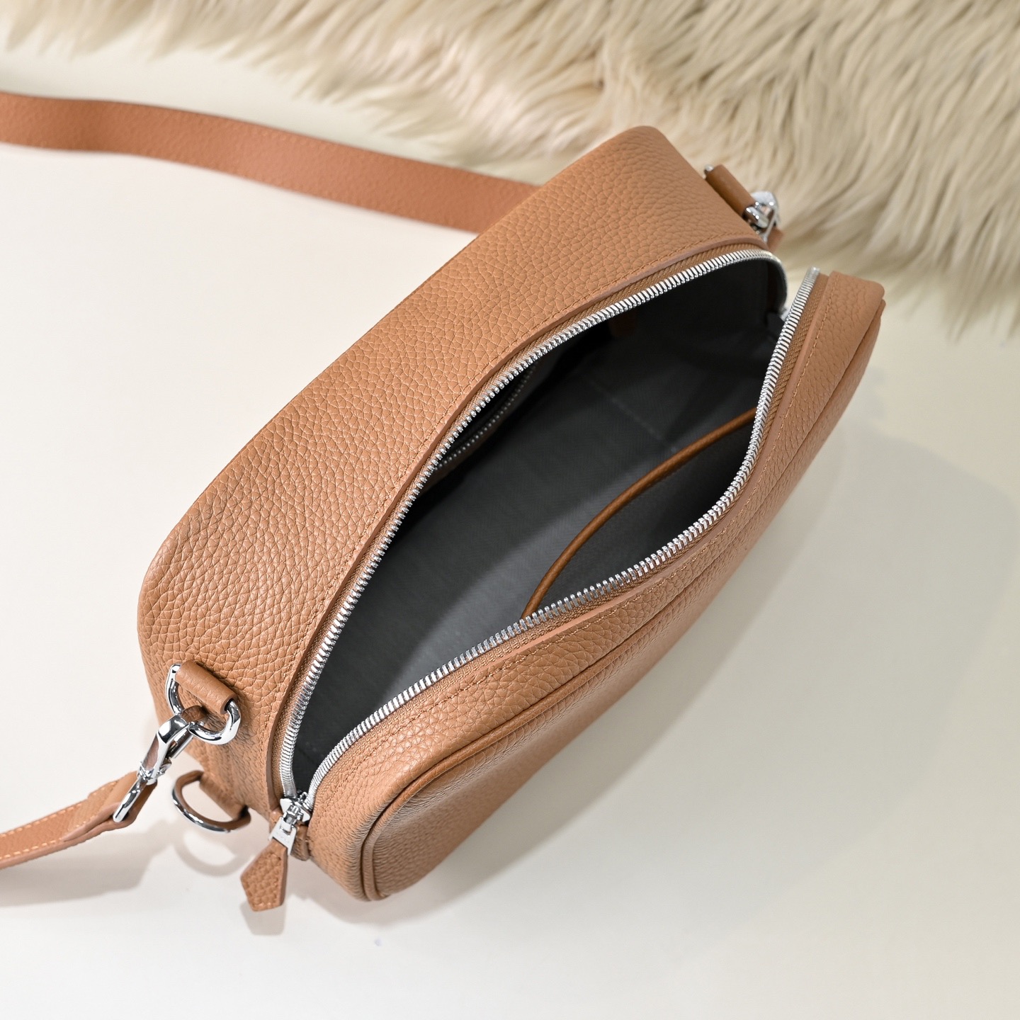 Hermes 에르메스 남성 소가죽 크로스바디 단색 카메라백 9