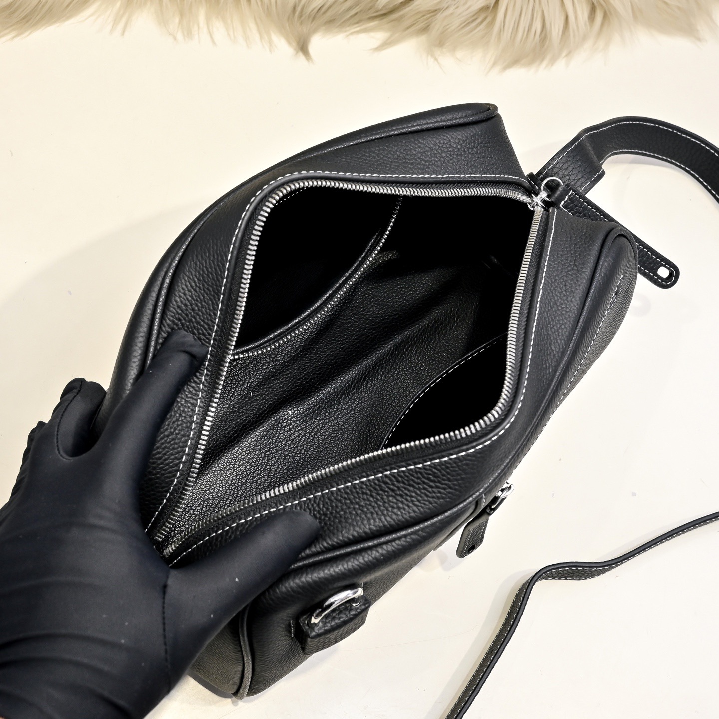 Hermes 에르메스 남성 소가죽 크로스바디 숄더백 9