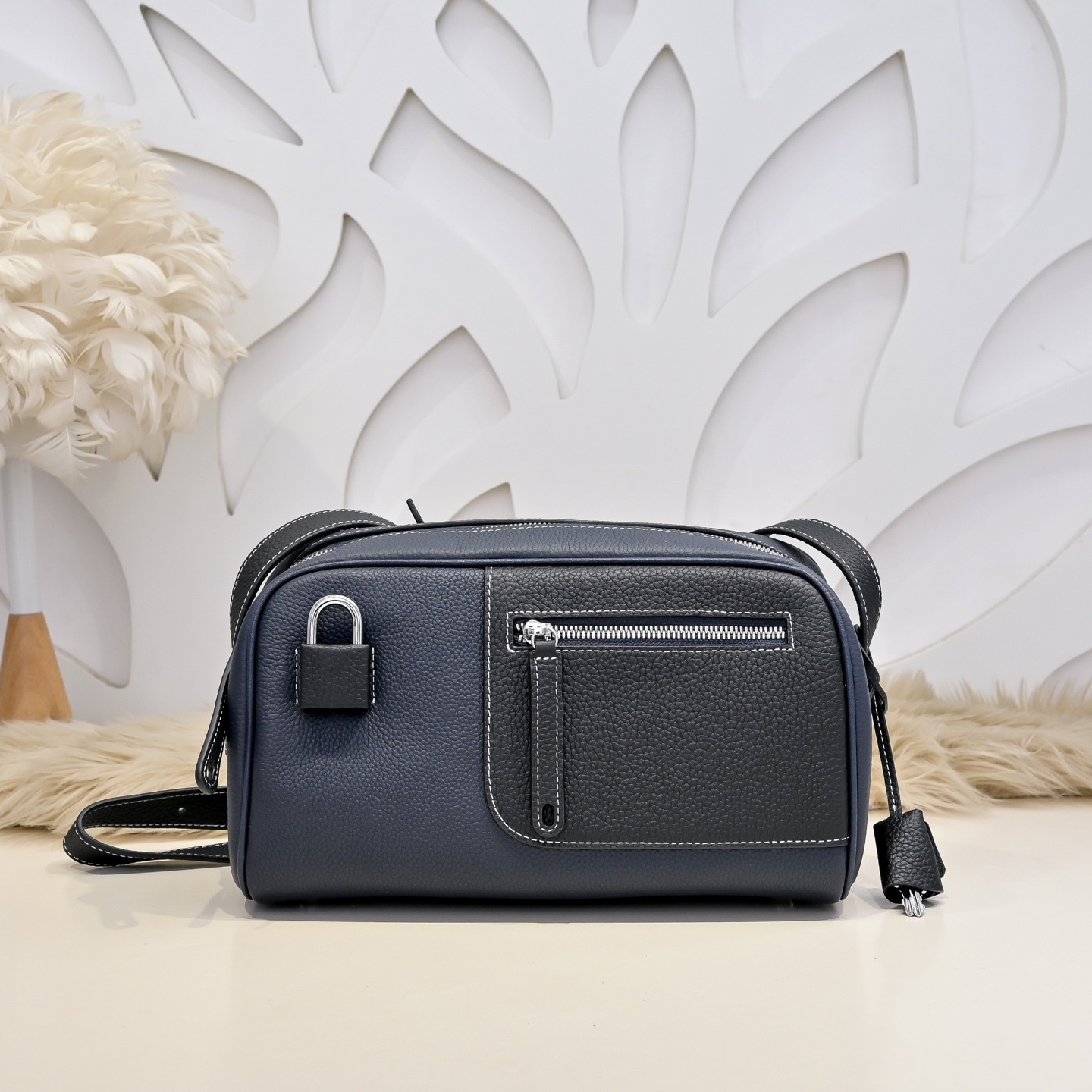 Hermes 에르메스 남성 소가죽 크로스바디 숄더백 네이비 1