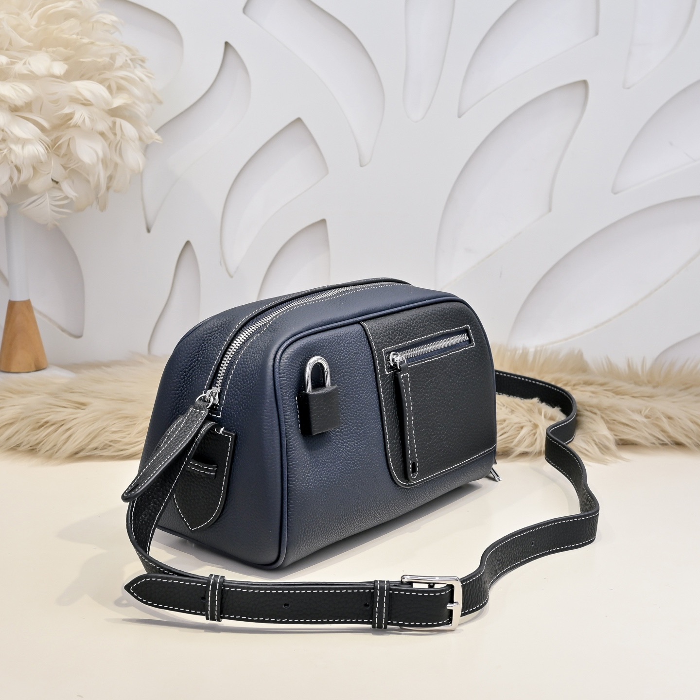 Hermes 에르메스 남성 소가죽 크로스바디 숄더백 네이비 2