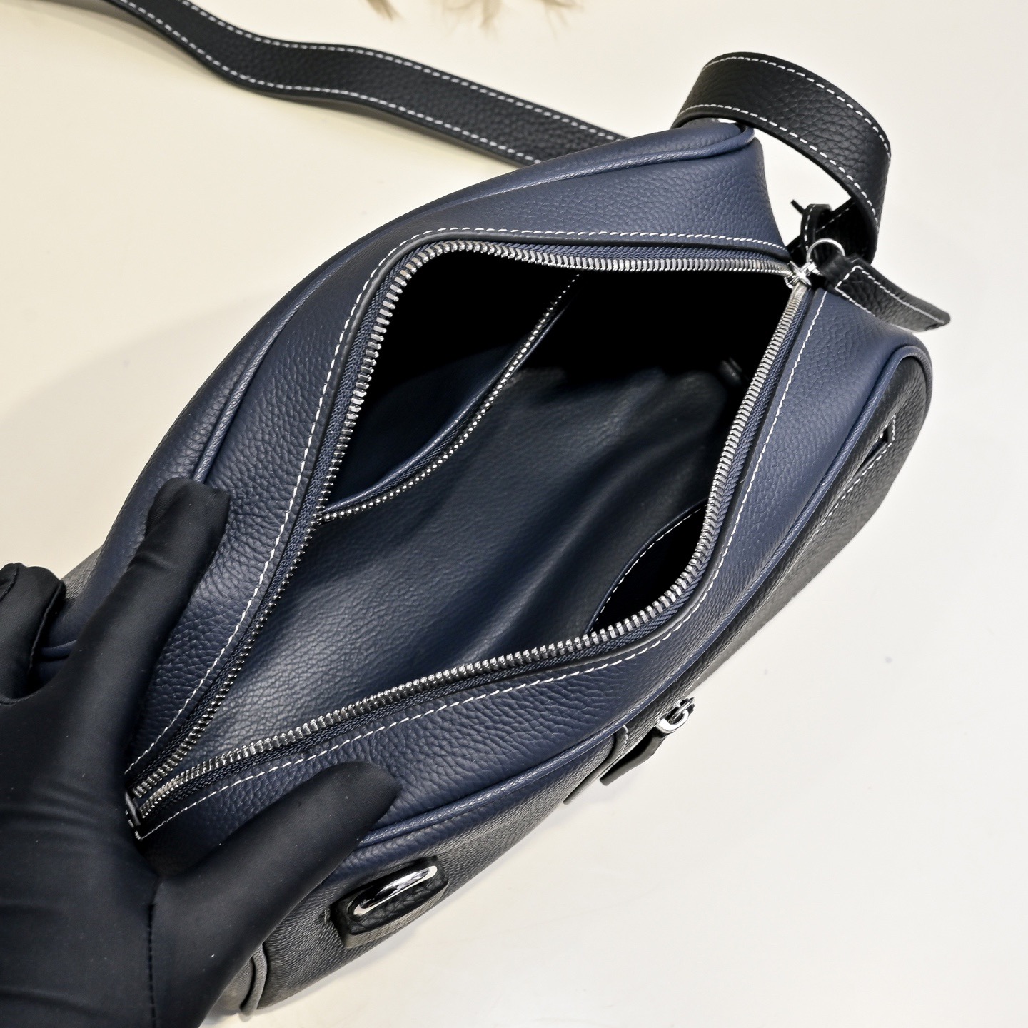 Hermes 에르메스 남성 소가죽 크로스바디 숄더백 네이비 9