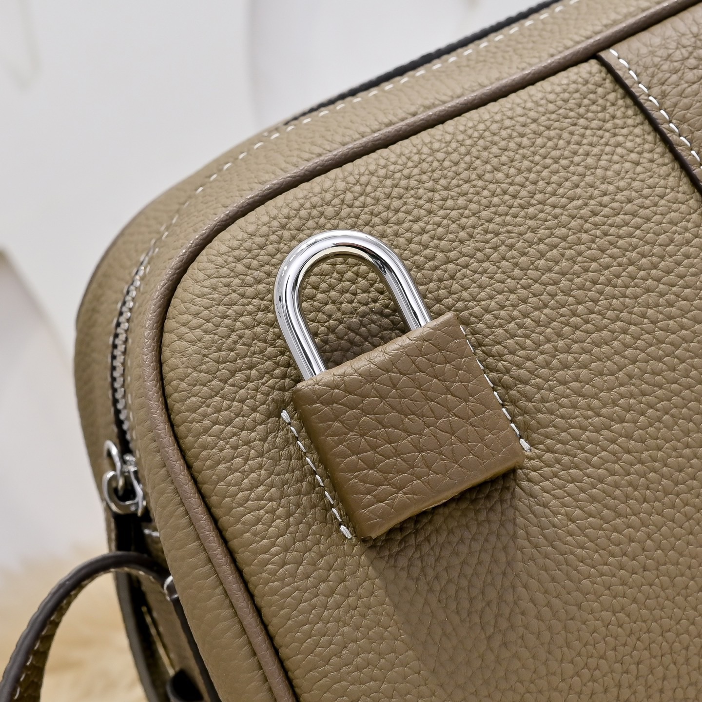 Hermes 에르메스 남성 소가죽 크로스바디 숄더백 4