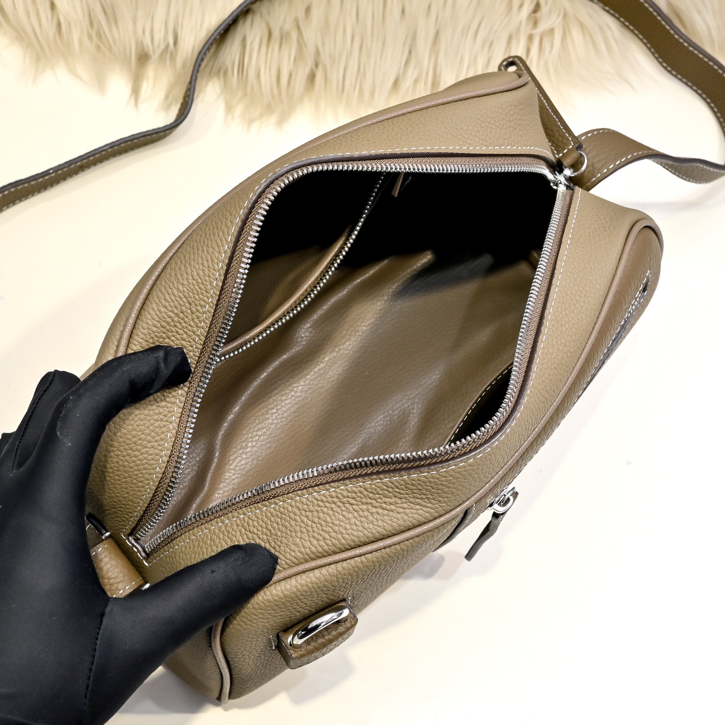 Hermes 에르메스 남성 소가죽 크로스바디 숄더백 9