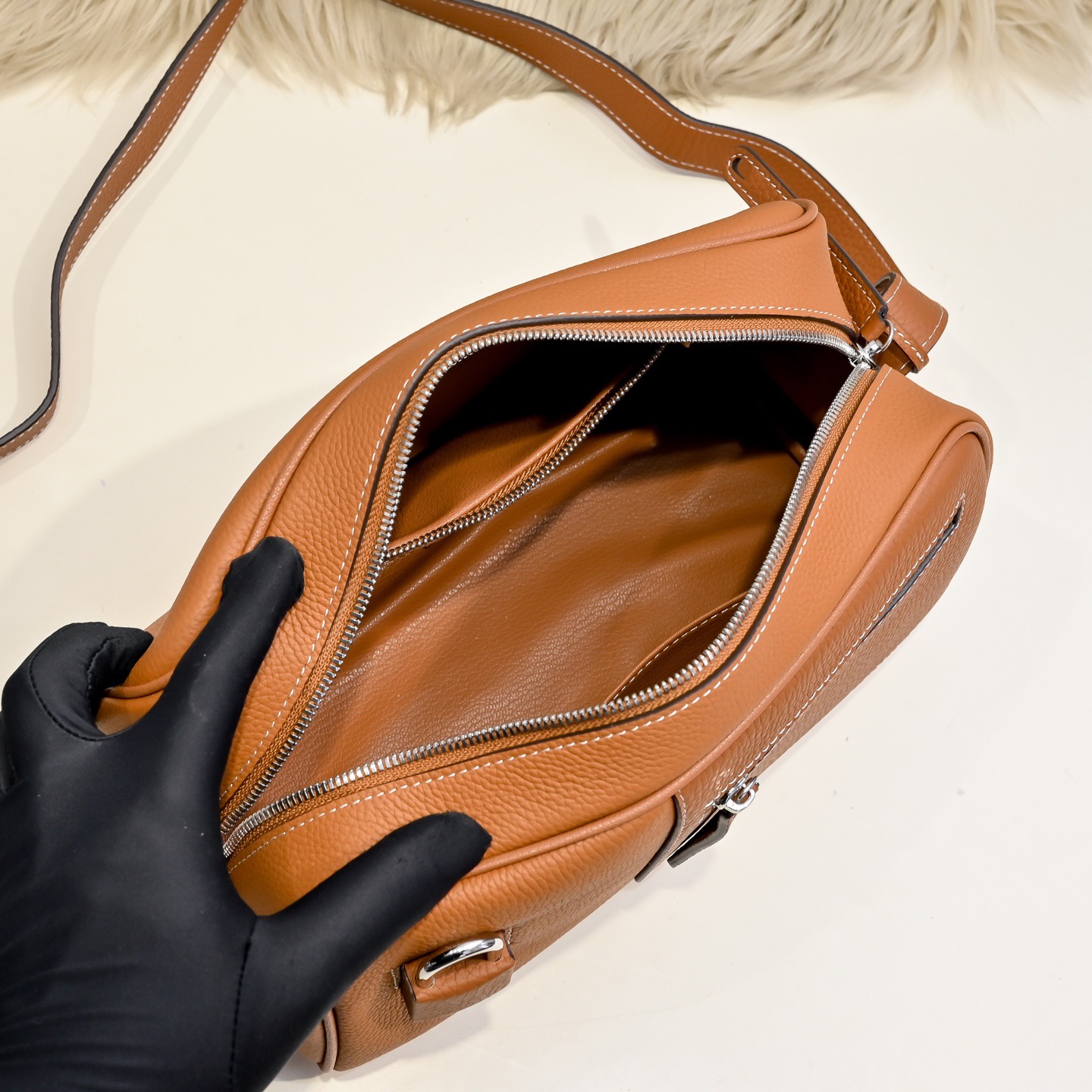 Hermes 에르메스 남성 소가죽 크로스바디 숄더백 9