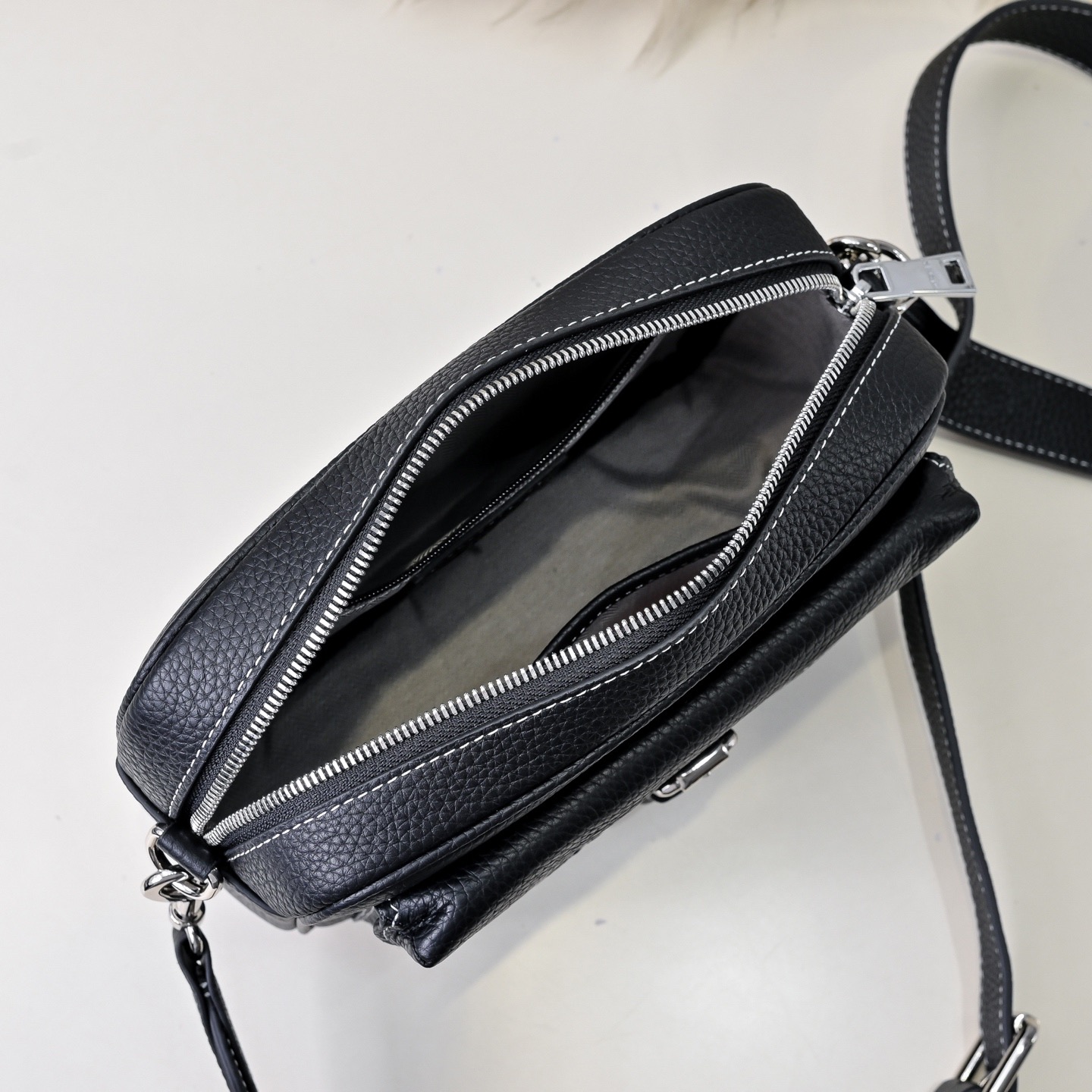 Hermes 에르메스 남성 소가죽 크로스바디 백 9