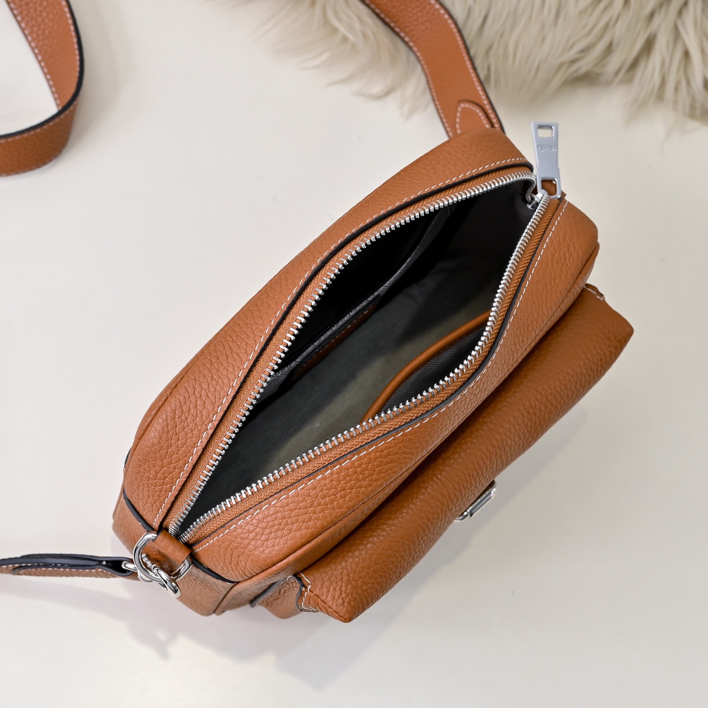 Hermes 에르메스 남성 레더 크로스바디 백 9