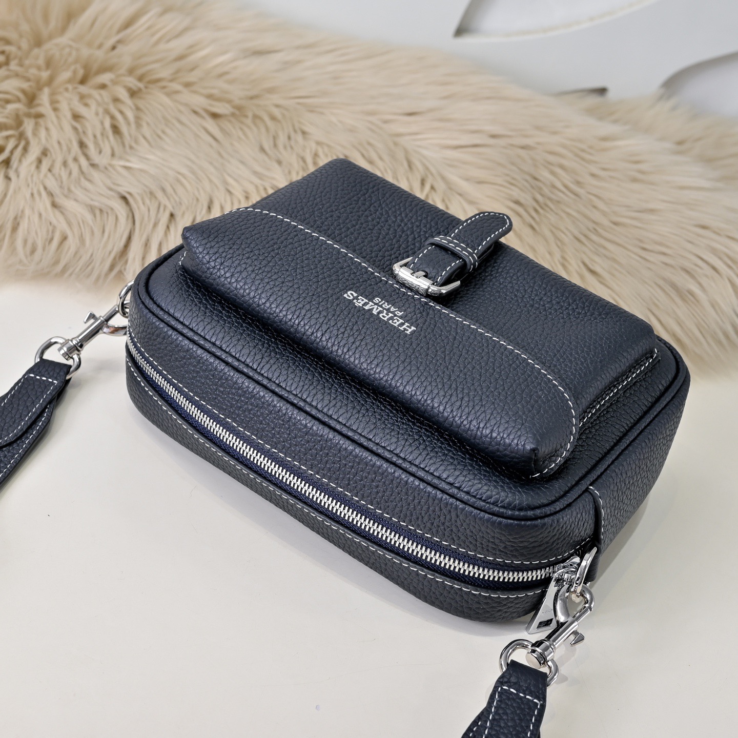 Hermes 에르메스 남성 소가죽 크로스바디 백 7