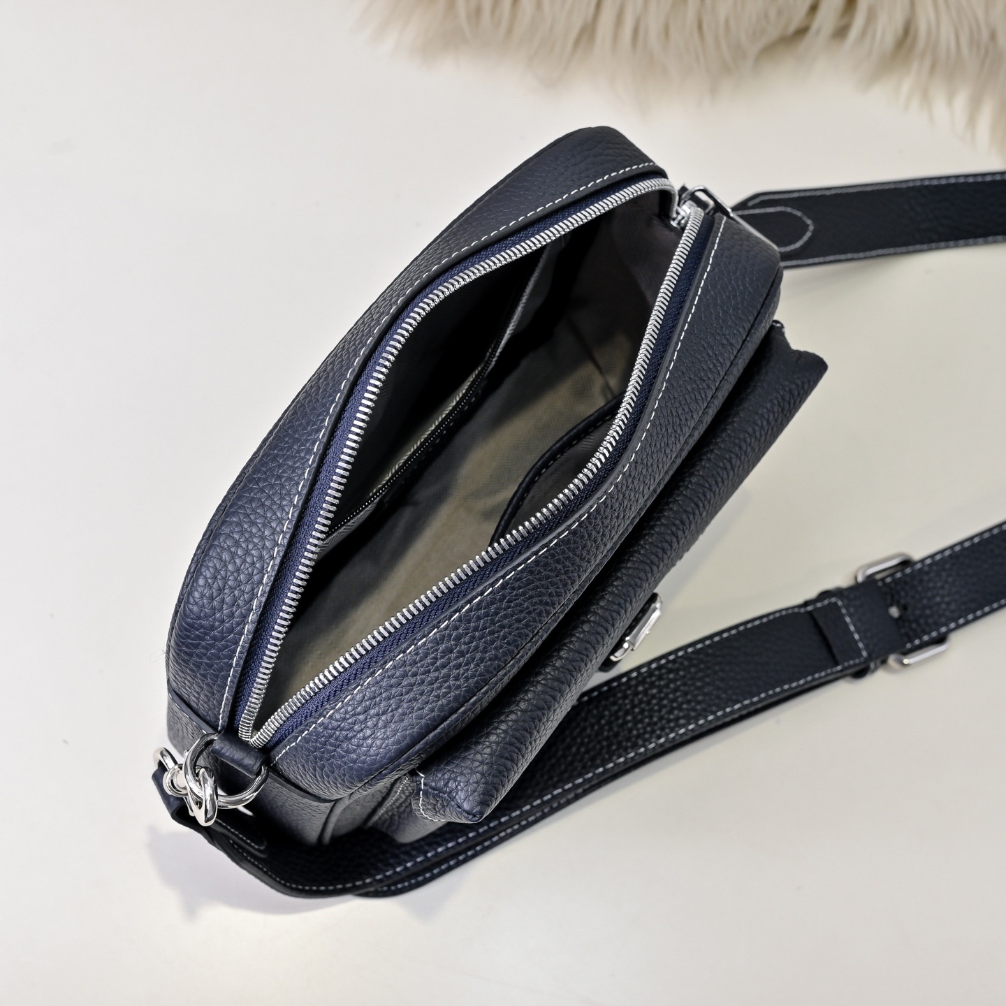 Hermes 에르메스 남성 소가죽 크로스바디 백 9