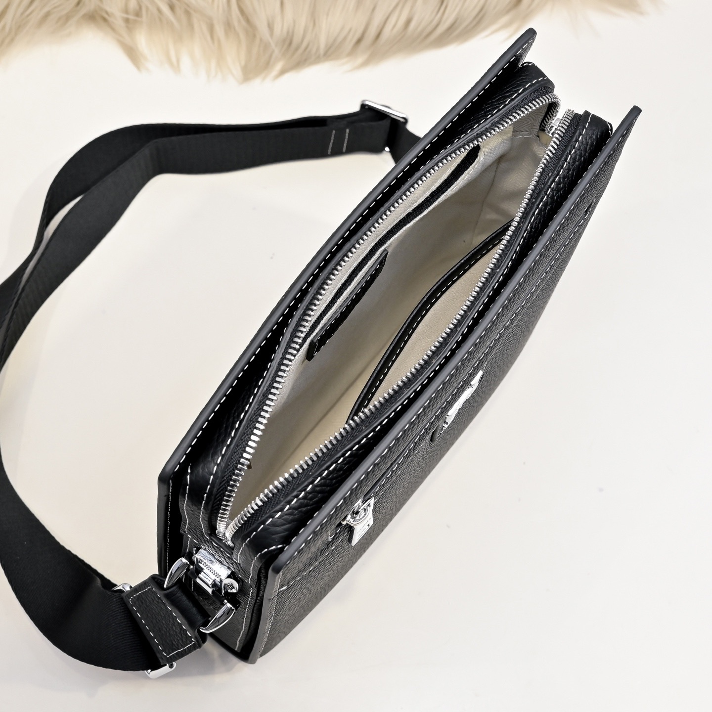 Hermes 에르메스 남성 소가죽 크로스바디 숄더백 9