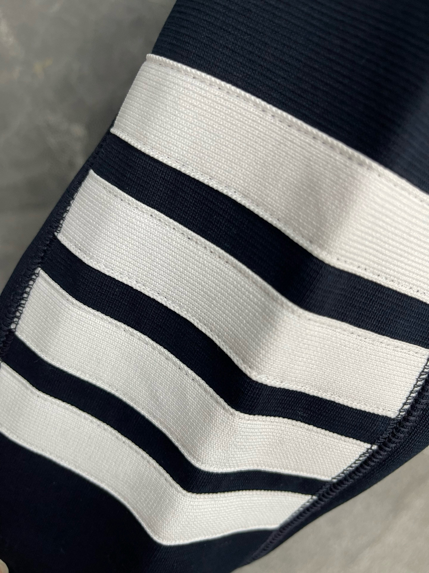 Thom Browne 톰브라운 사선 완장 라운드넥 긴팔 맨투맨 7