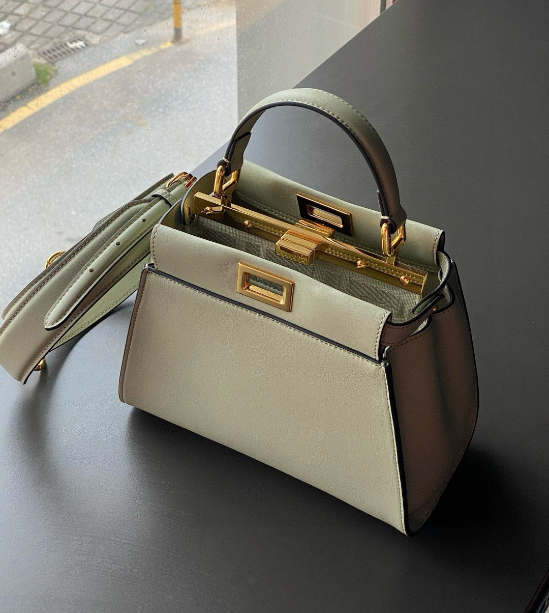 FENDI 펜디 피카부 23cm 라이트그린 토트백 3