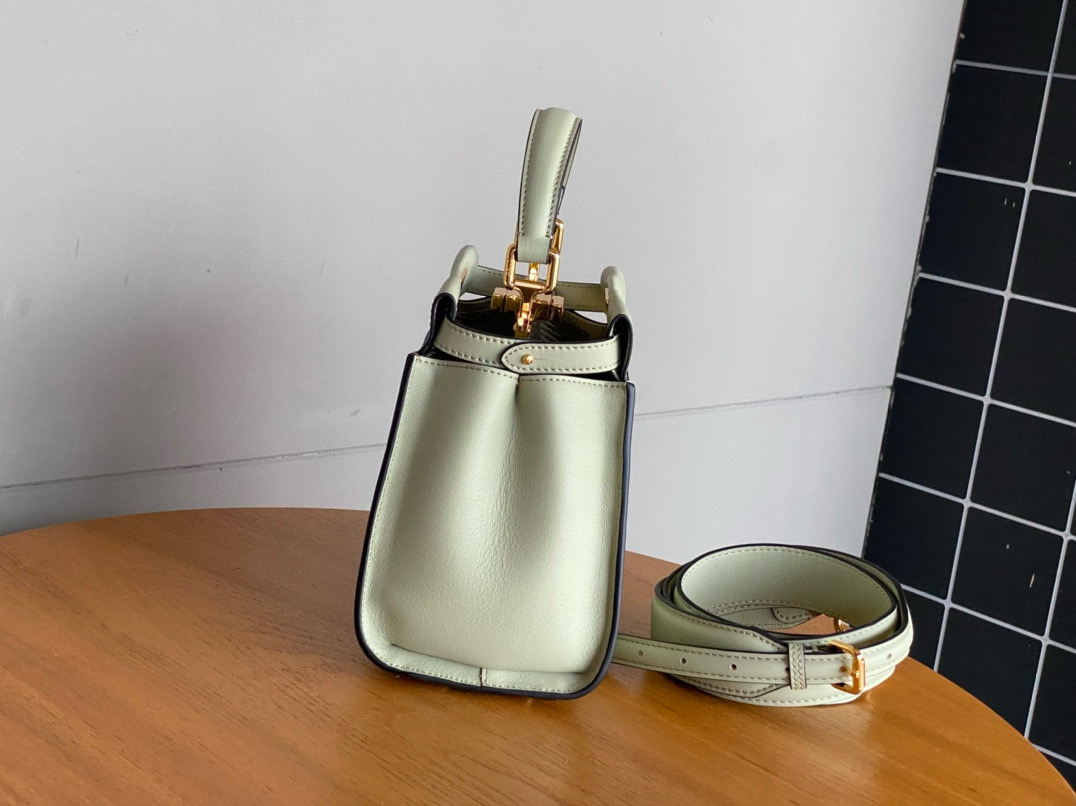 FENDI 펜디 피카부 23cm 라이트그린 토트백 10