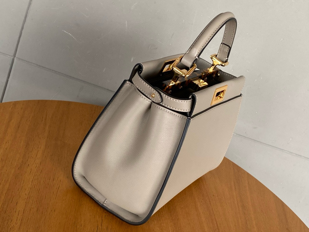 FENDI 펜디 피카부 스몰 토트백 비둘기그레이 골드장식 3