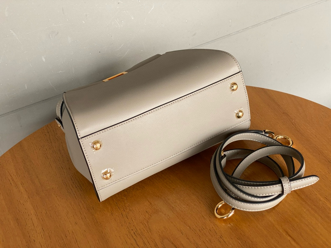 FENDI 펜디 피카부 스몰 토트백 비둘기그레이 골드장식 4