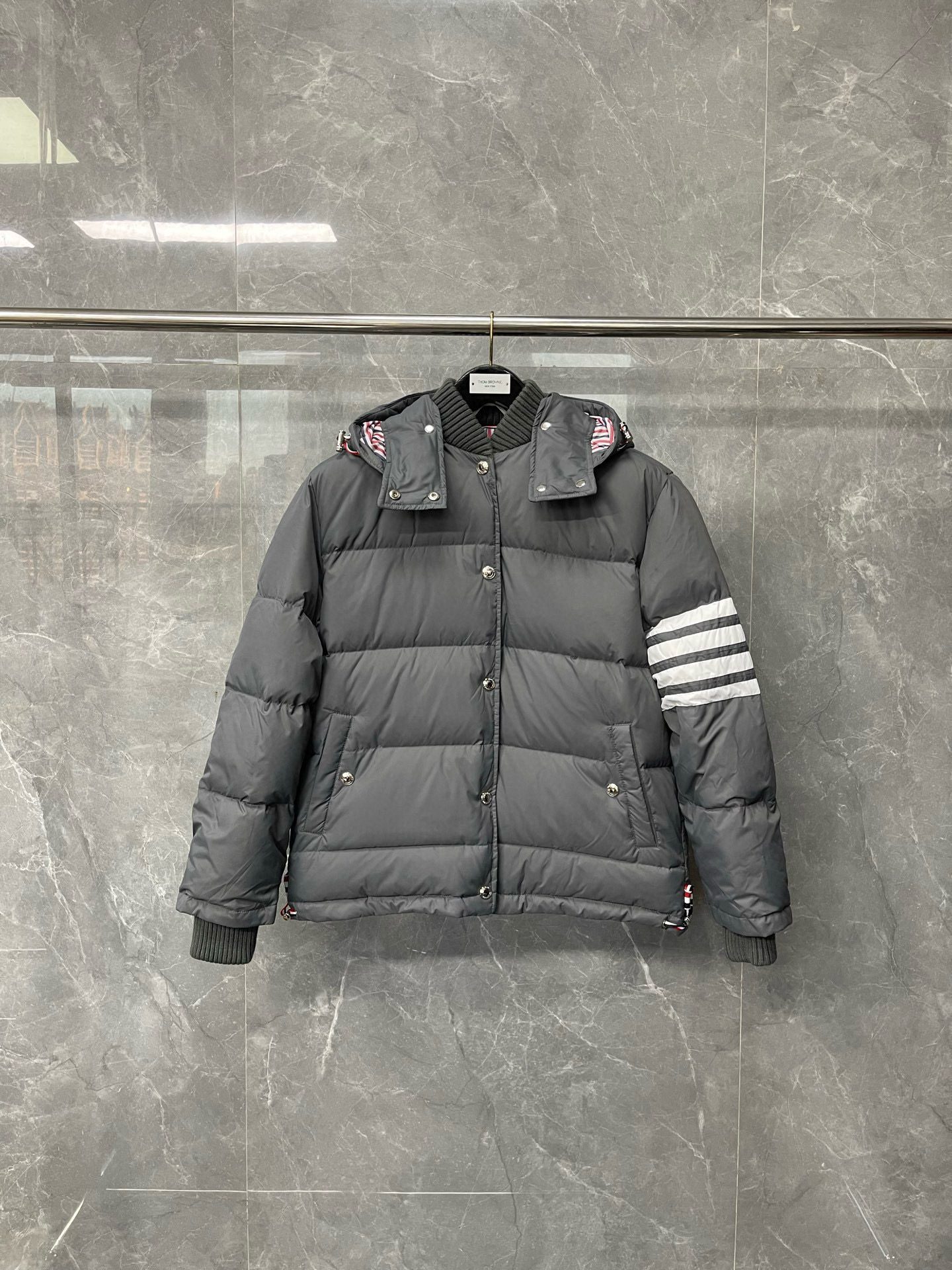 Thom Browne 톰브라운 클래식 사선완장 후드 다운 패딩 재킷 1