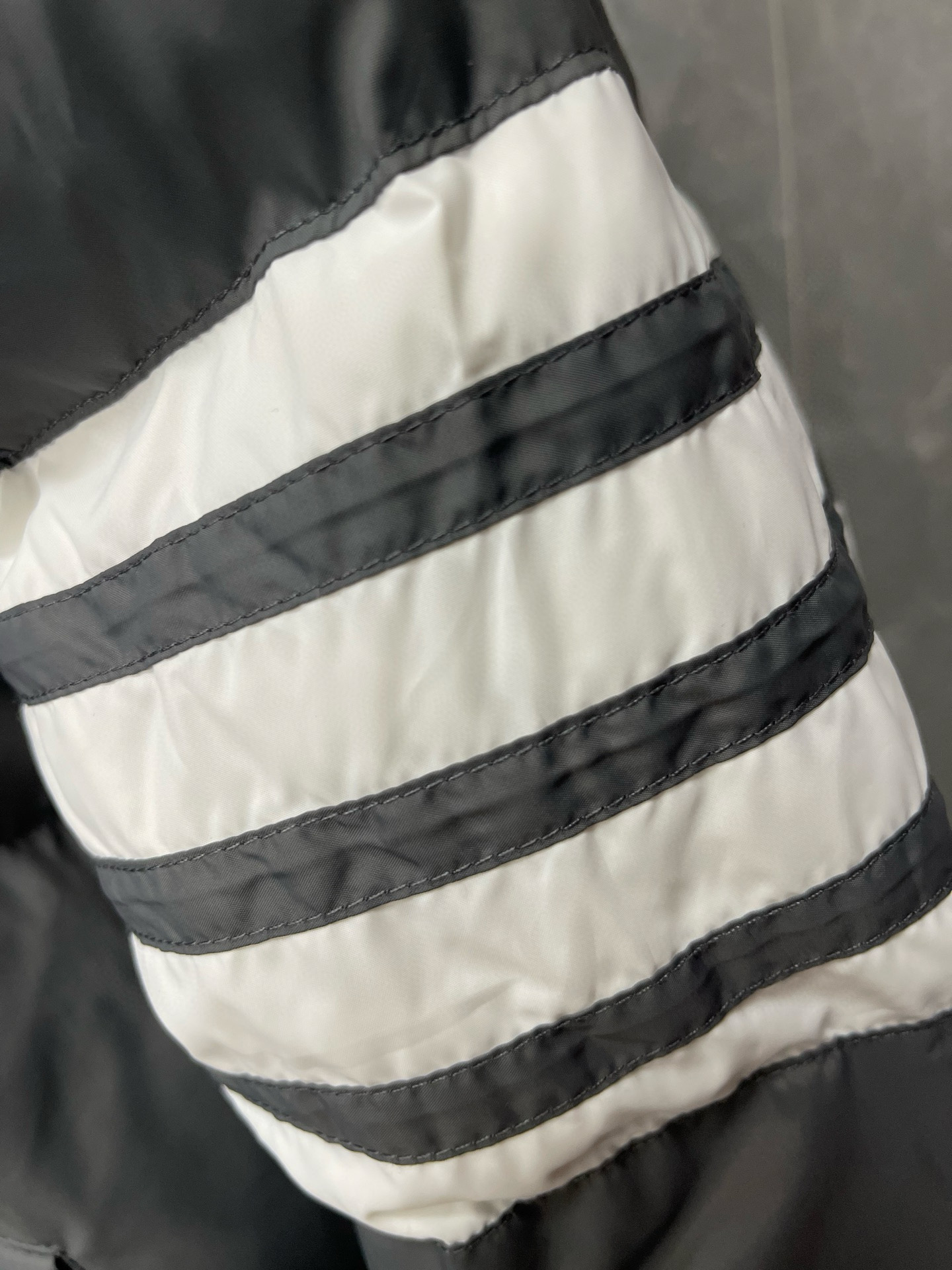 Thom Browne 톰브라운 클래식 사선완장 후드 다운 패딩 재킷 3