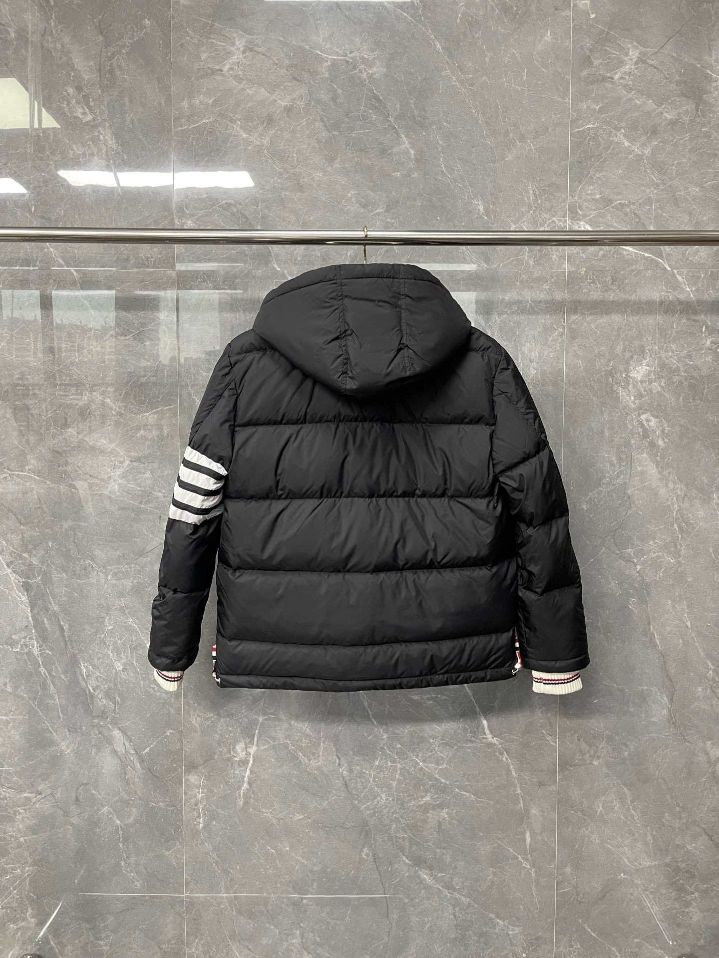 Thom Browne 톰브라운 클래식 사선완장 후드 다운 패딩 재킷 2