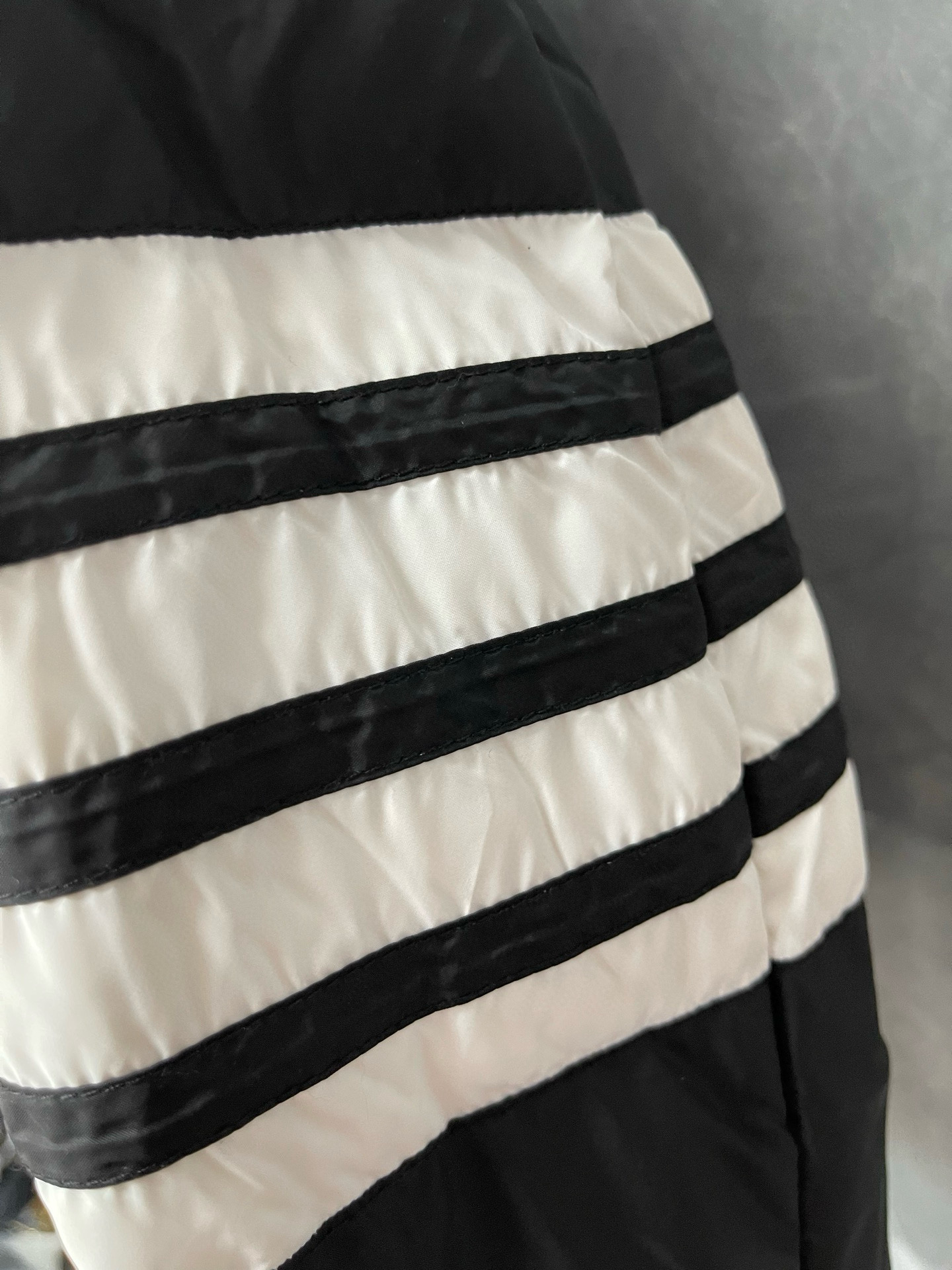 Thom Browne 톰브라운 클래식 사선완장 후드 다운 패딩 재킷 5