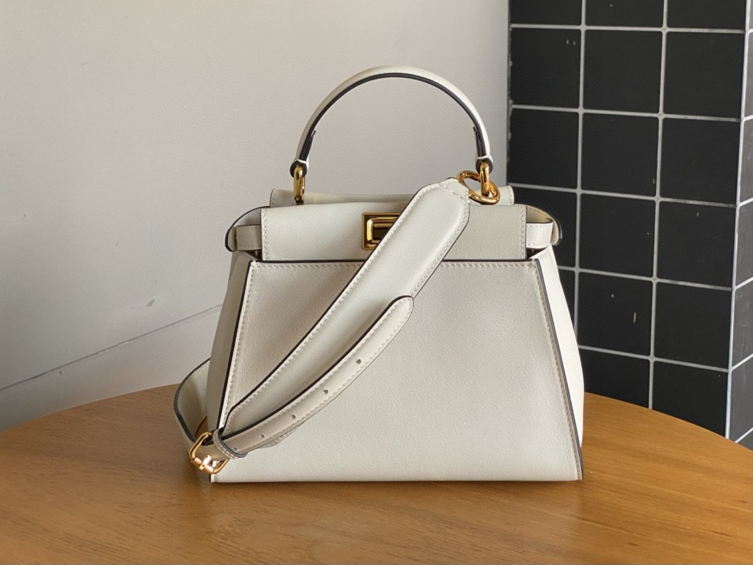 Fendi 펜디 Peekaboo 미니 토트백 크림화이트 1