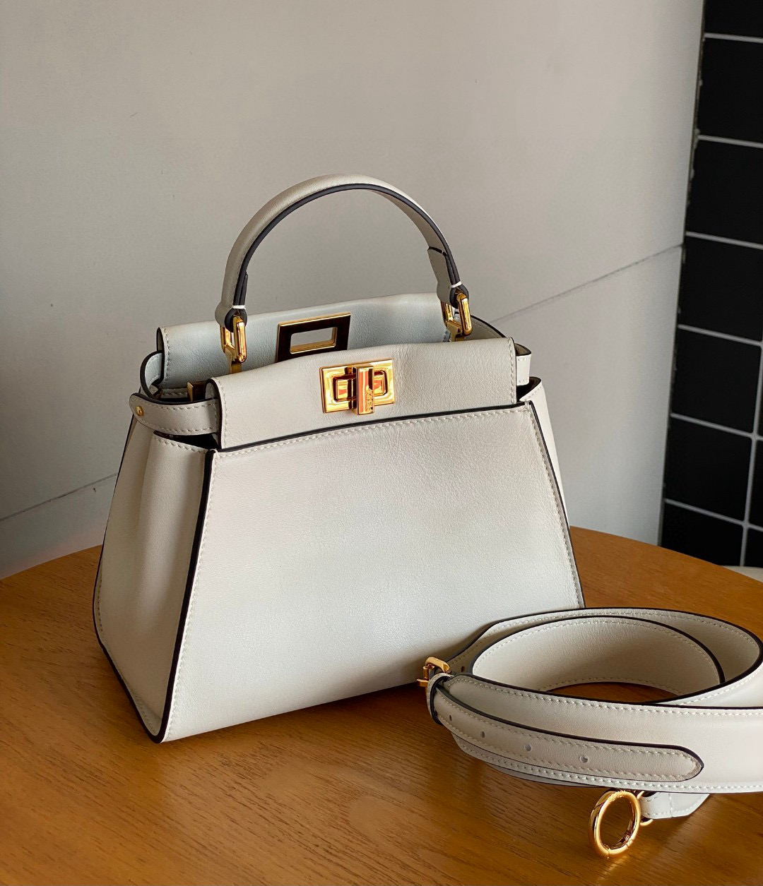 Fendi 펜디 Peekaboo 미니 토트백 크림화이트 2