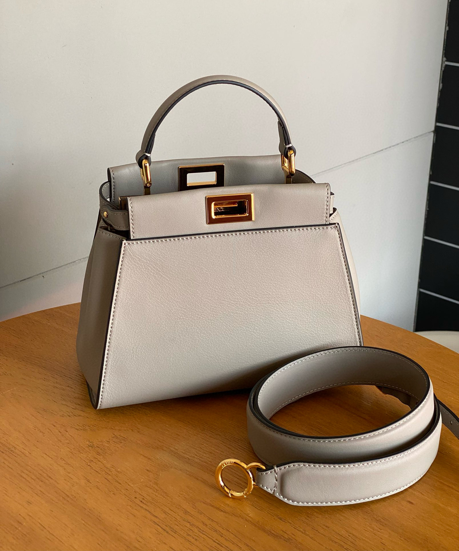 FENDI 펜디 Peekaboo 피카부 23cm 토트백 앵크그레이 2