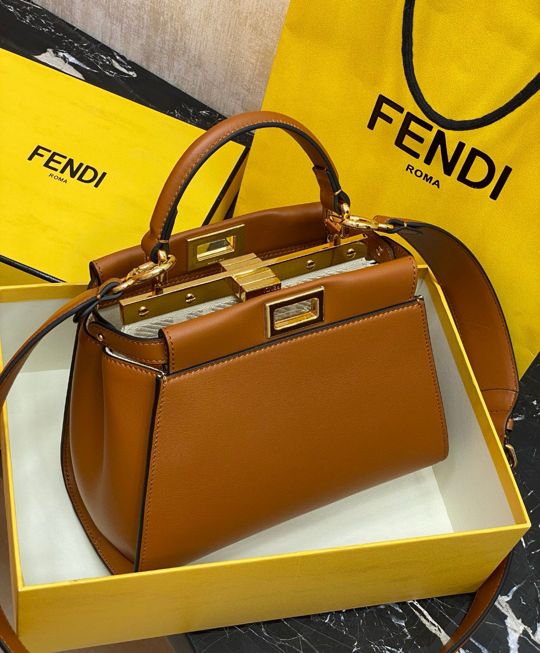 FENDI 펜디 피카부 브라운 송아지 가죽 토트백 23cm 1
