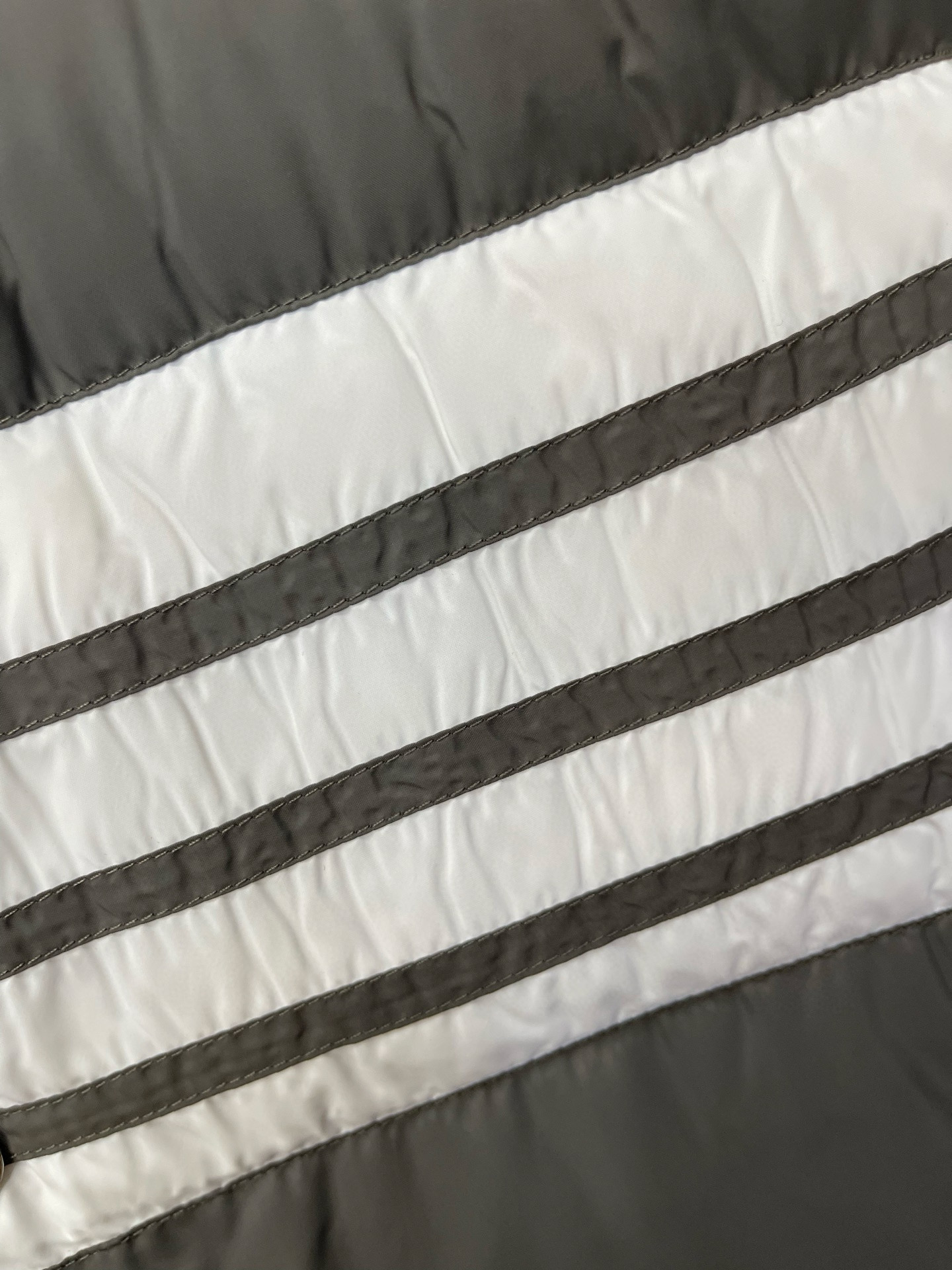 Thom Browne 톰브라운 클래식 사선 스트라이프 다운 패딩 조끼 9