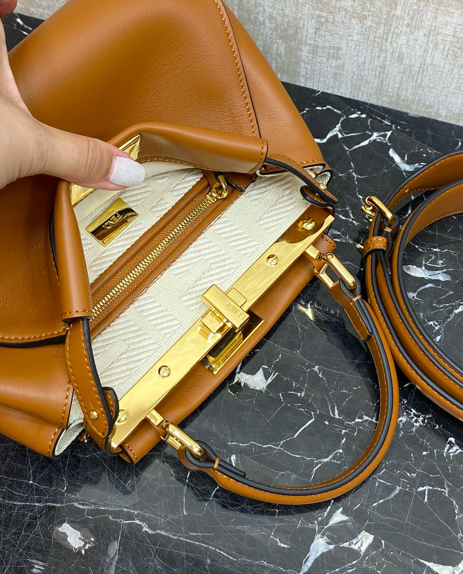 FENDI 펜디 피카부 브라운 송아지 가죽 토트백 23cm 10