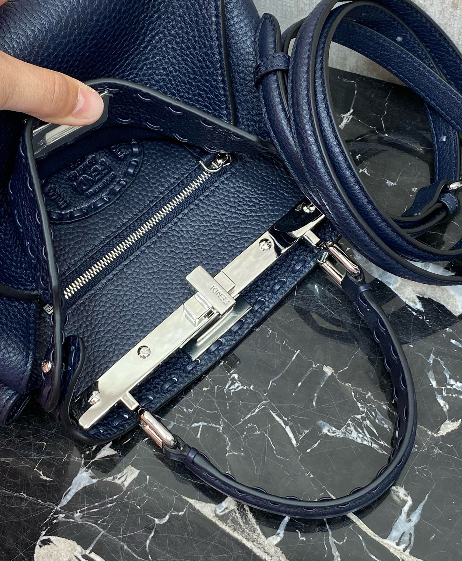 FENDI 펜디 피카부 미니 토트백 네이비 7